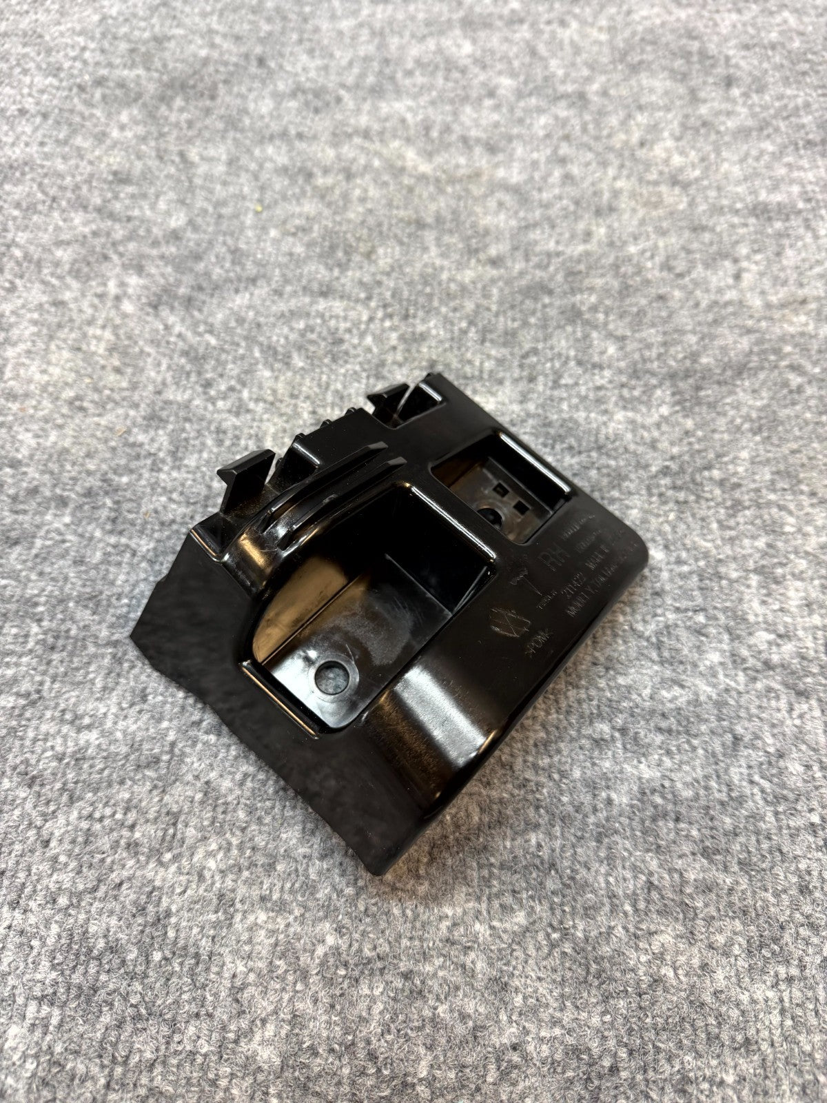 2020 - 2024 TESLA MODEL Y REAR RIGHT SIDE TAILLIGHT BRACKET OEM, 1494039-00-E
