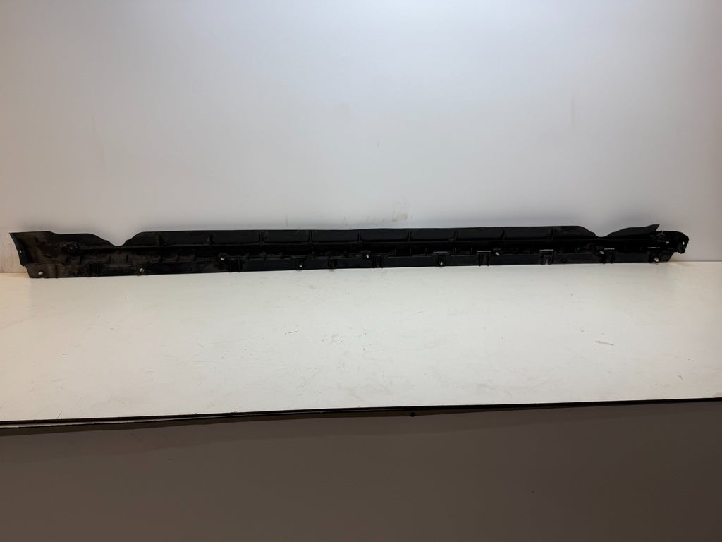 2020-24 TESLA MODEL Y RIGHT SIDE SKIRT ROCKER PANEL MOLDING CARRIER BRACKET