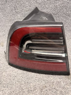 2020 - 2024 TESLA MODEL Y REAR LEFT DRIVER OUTER TAIL LIGHT OEM 1502086-00-D