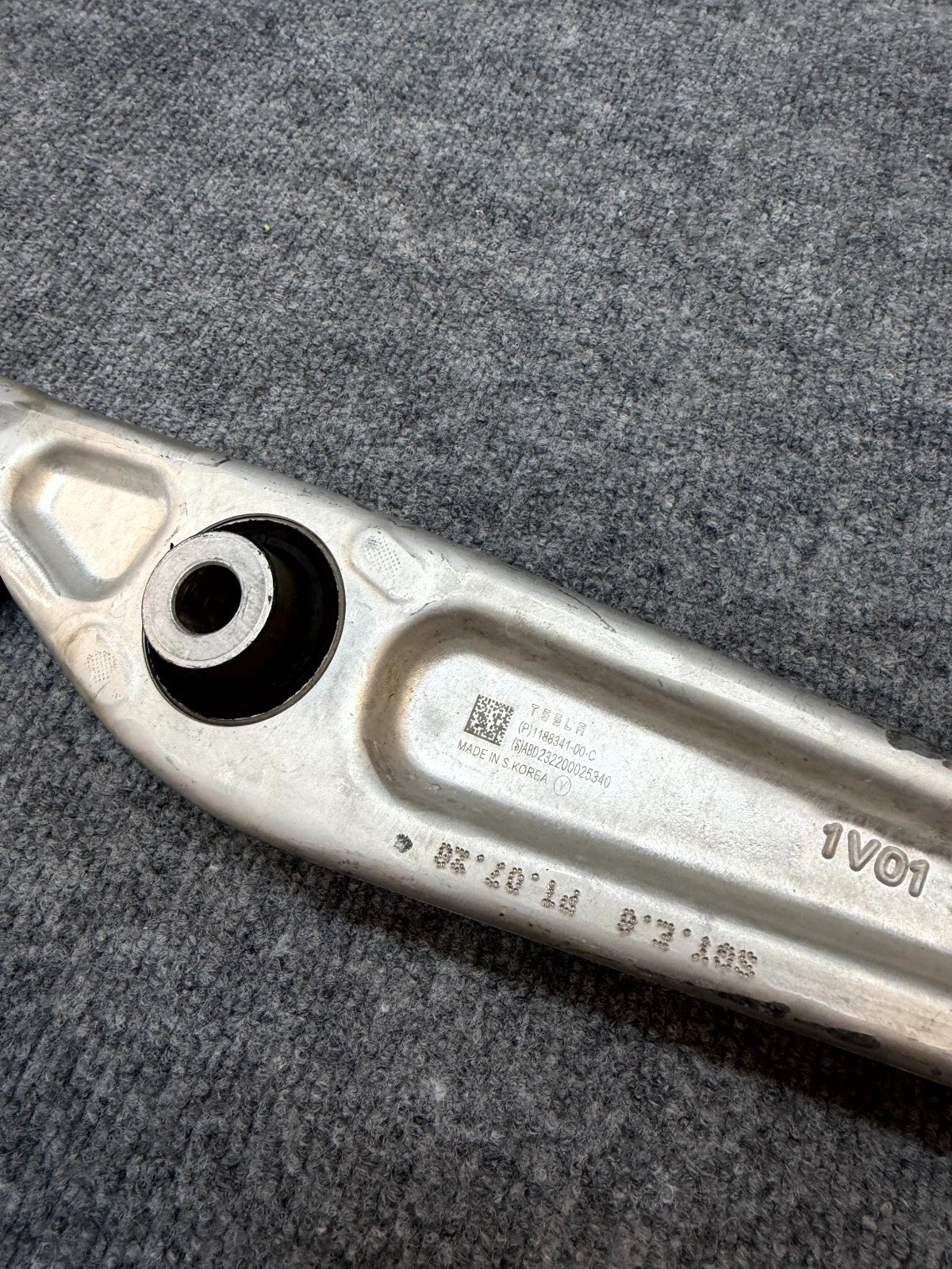2020 - 2024 TESLA MODEL Y FRONT RIGHT / LEFT LOWER CONTROL ARM OEM, 1188341-00-C