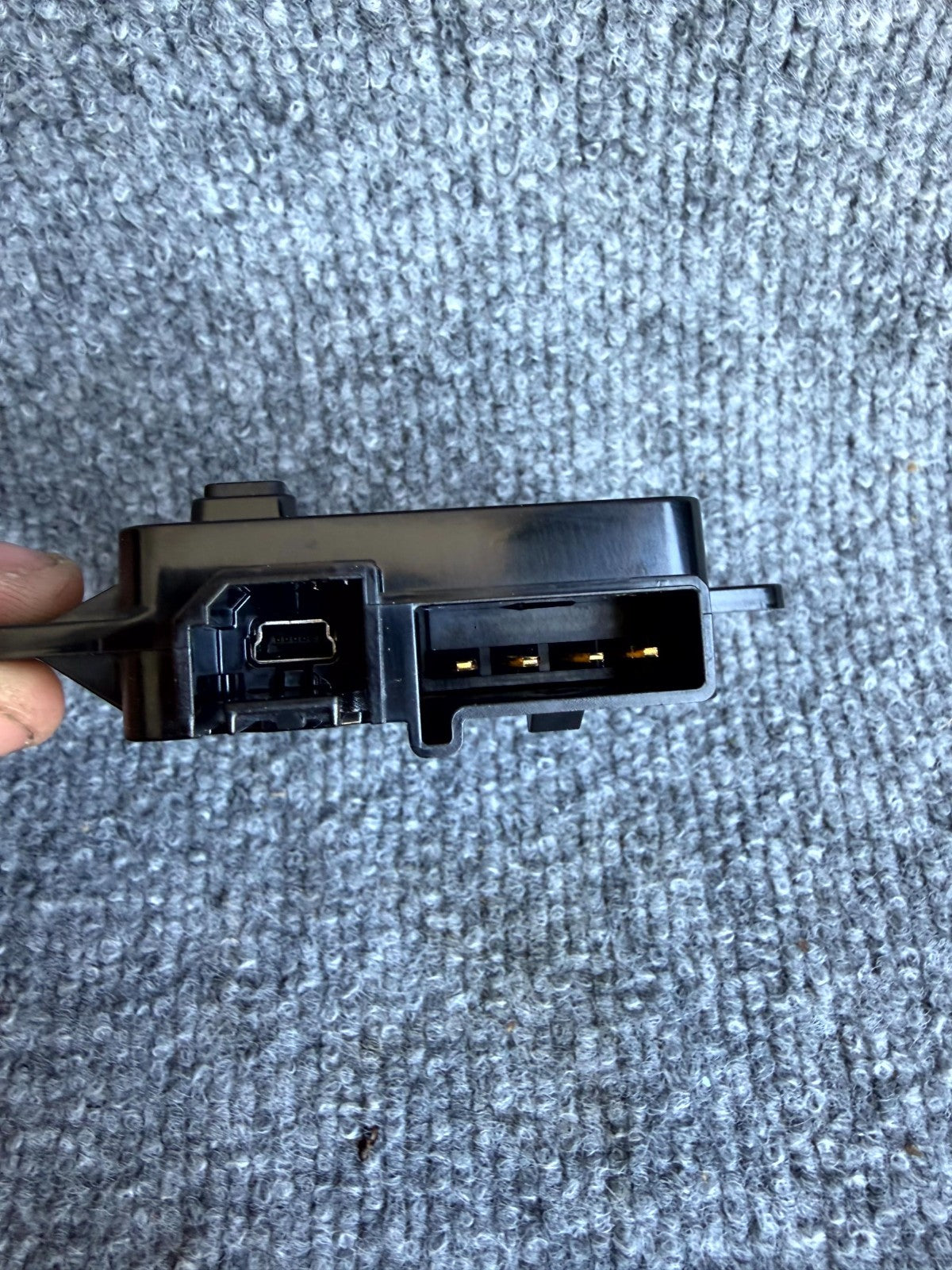 2017 - 2024 TESLA MODEL 3/Y CENTER CONSOLE USB HUB MODULE OEM, 1522264-00-B