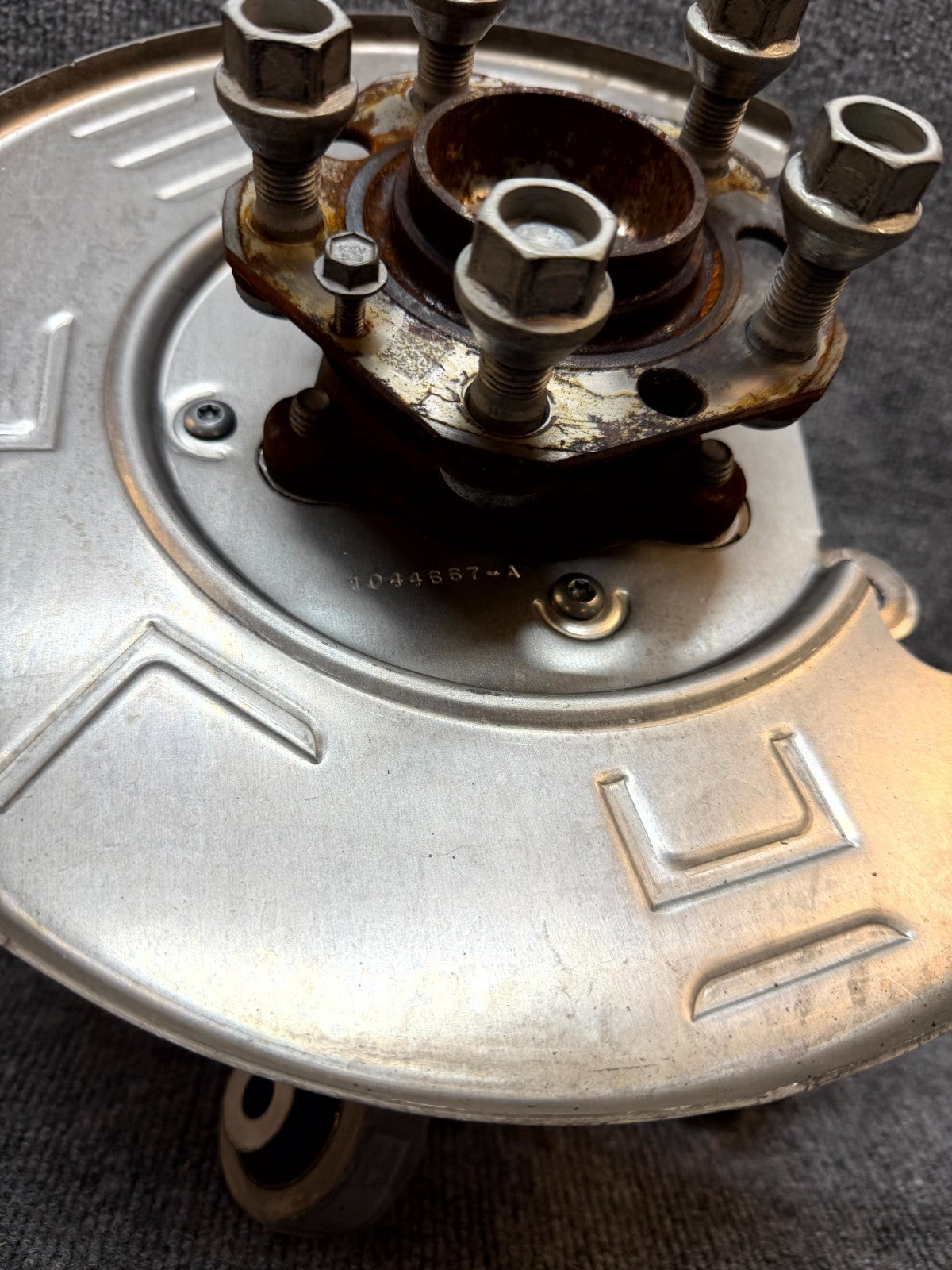 2020-2024 TESLA MODEL Y REAR LEFT SPINDLE KNUCKLE HUB & SHIELD OEM, 1188411-00-F