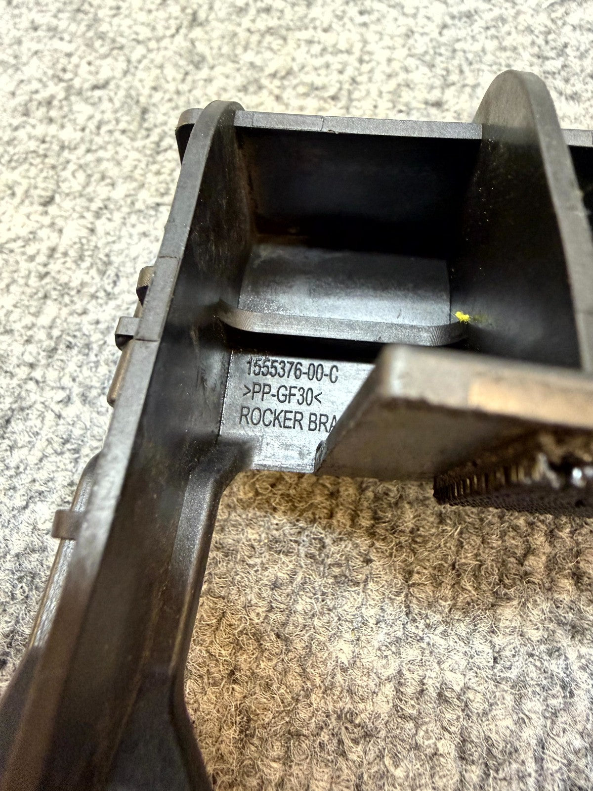 2020 - 2024 TESLA MODEL Y LEFT SIDE ROCKER PANEL BRACKET CLIP OEM, 1555376-00-C