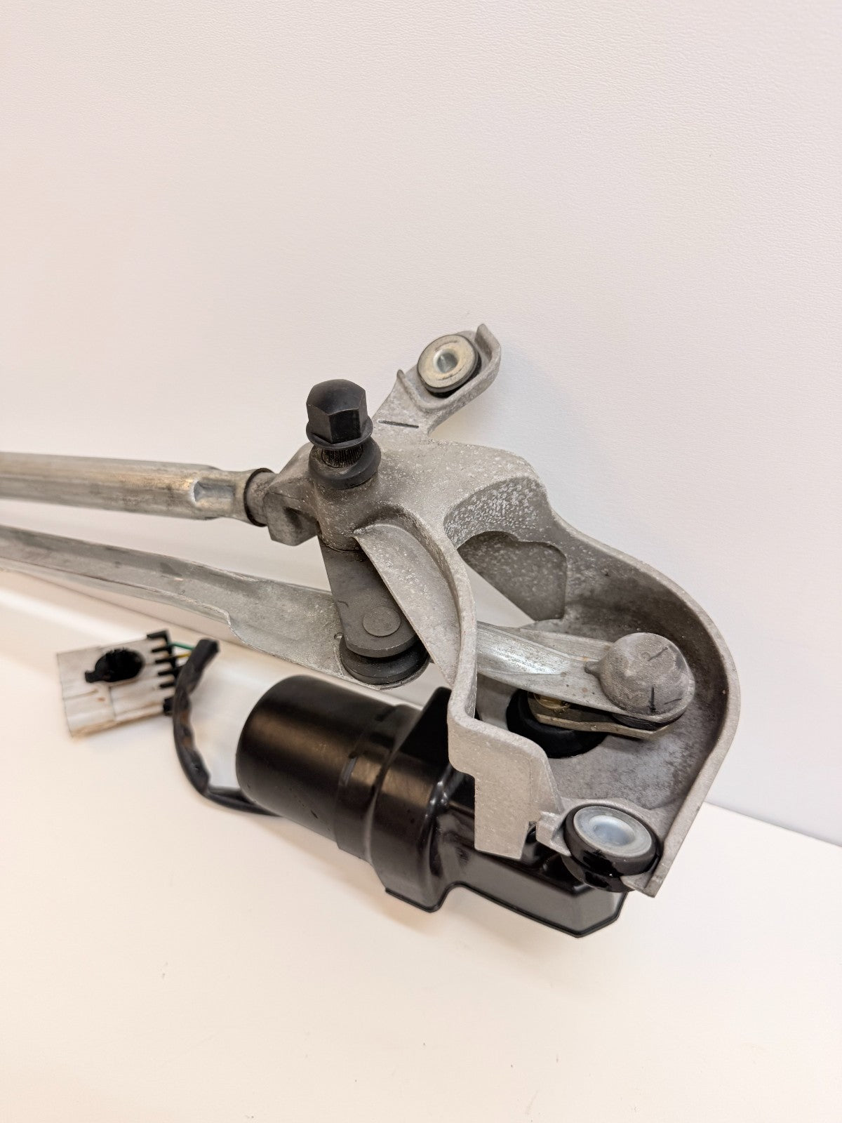 12-20 Tesla Model S Front Windshield Wiper Motor Mechanism Assembly 6005946-00-G
