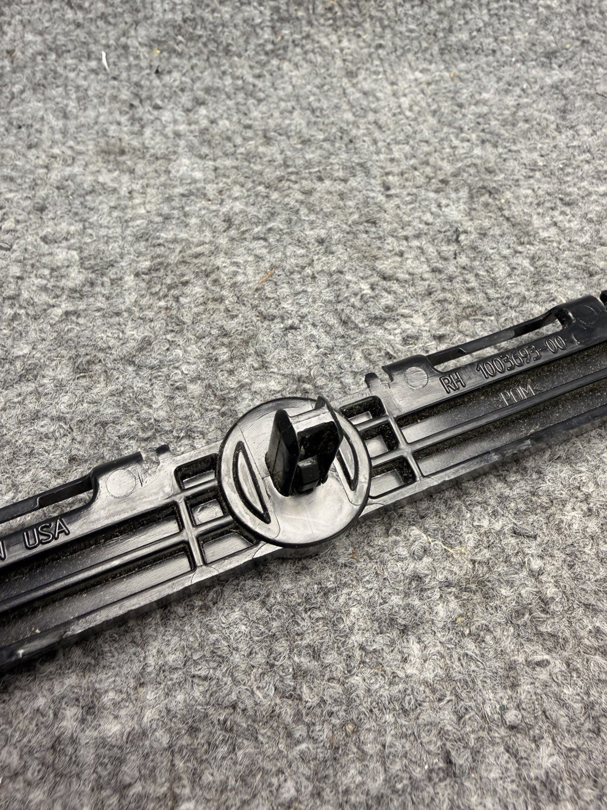 2012-2020 TESLA MODEL S RIGHT SIDE SKIRT ROCKER MOLDING FRONT BRACKET OEM