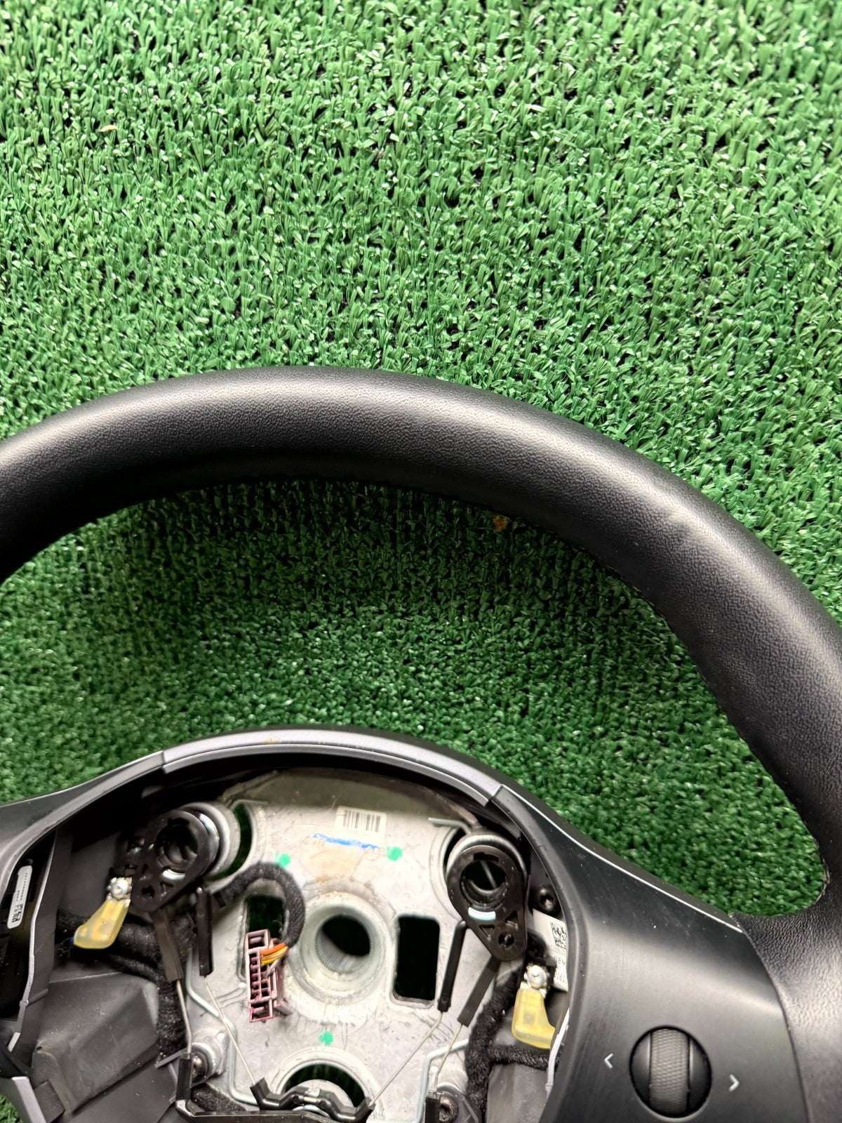 ♦️2020-2025 TESLA MODEL Y LEFT SIDE STEERING WHEEL LEATHER OEM, 1490214-00-B