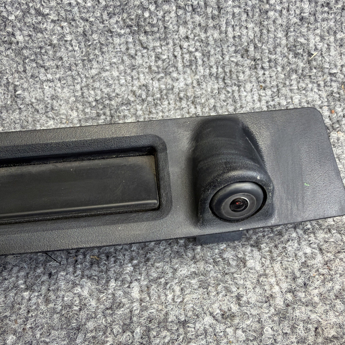 2020 - 2024 TESLA MODEL Y REAR LIFTGATE RELEASE HANDLE W/ CAMERA OEM 109594900E
