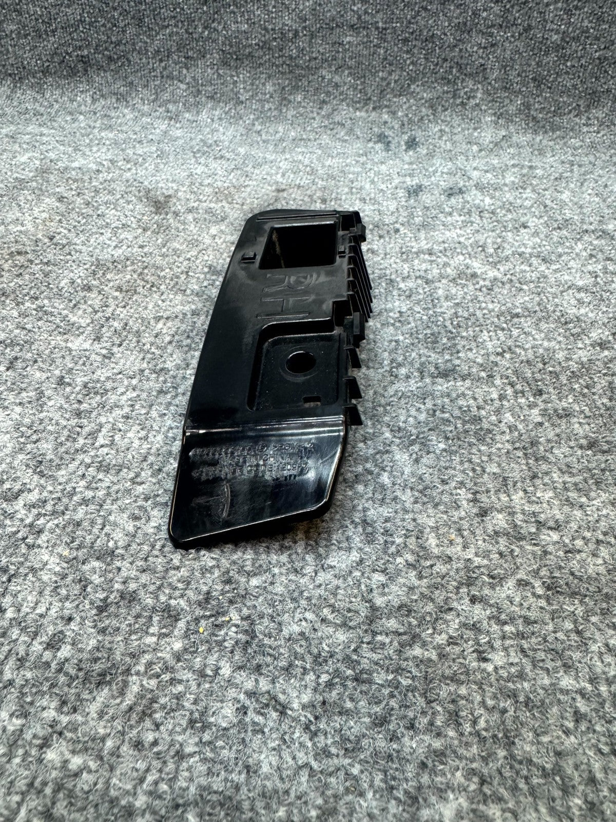 17 - 23 TESLA MODEL 3 REAR RIGHT SIDE TAILLIGHT MOUNT BRACKET OEM, 1083993-00-E