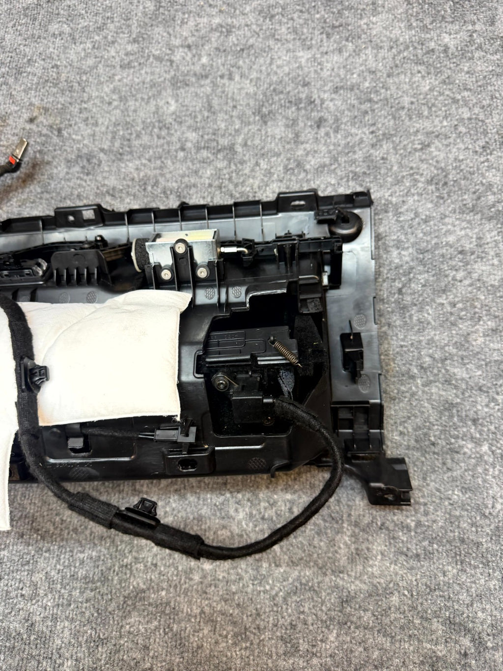 2020 - 2024 TESLA MODEL Y DASH GLOVE BOX COMPARTMENT STORAGE OEM, 1083331-00-A