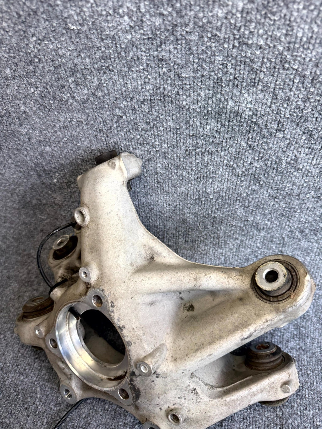 2017 – 2023 TESLA MODEL 3 REAR RIGHT SIDE SPINDLE KNUCKLE OEM, 1044416-00-F
