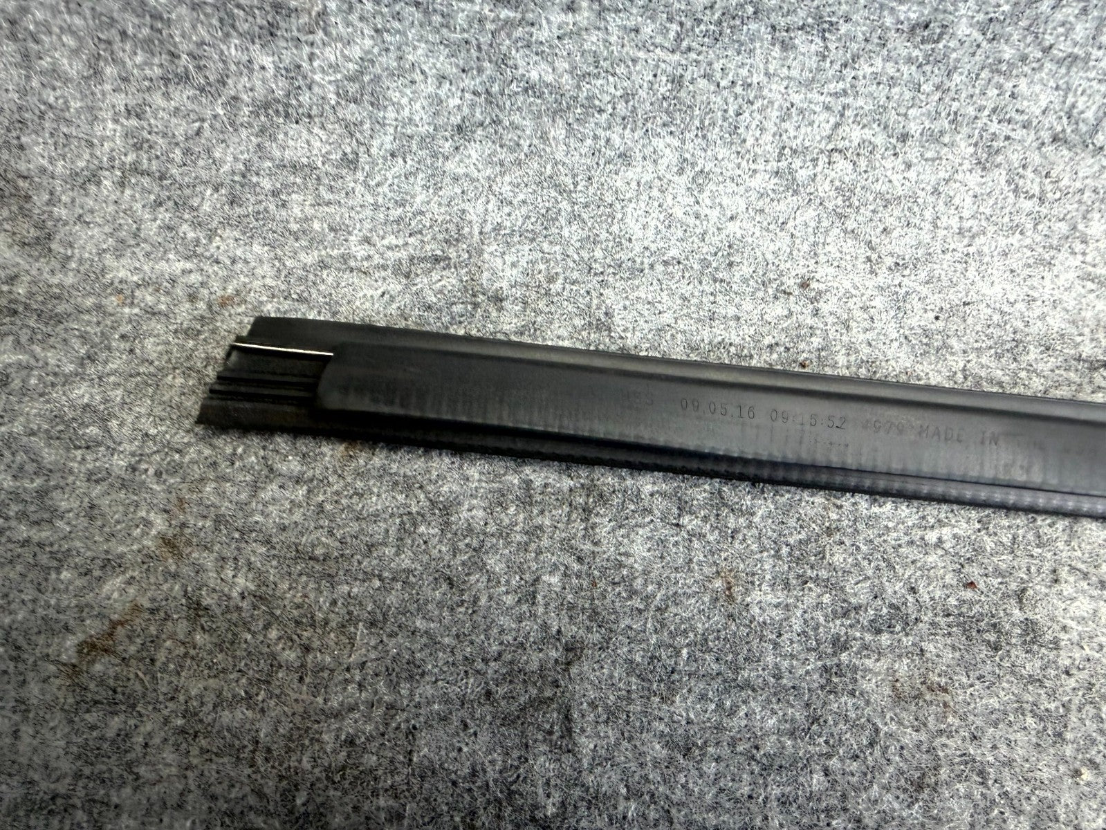 ♦️12-20 TESLA MODEL S FRONT RIGHT SIDE DOOR WINDOW MOLDING TRIM OEM 1038394-00-A