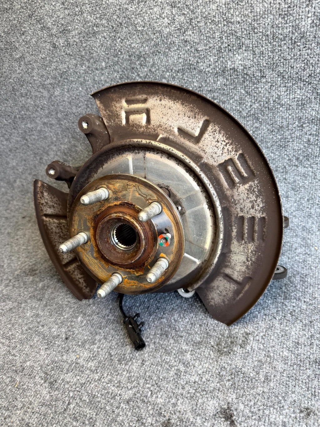 12–16 TESLA MODEL S REAR RIGHT SPINDLE KNUCKLE HUB W/ DUST SHIELD OEM, 600702400