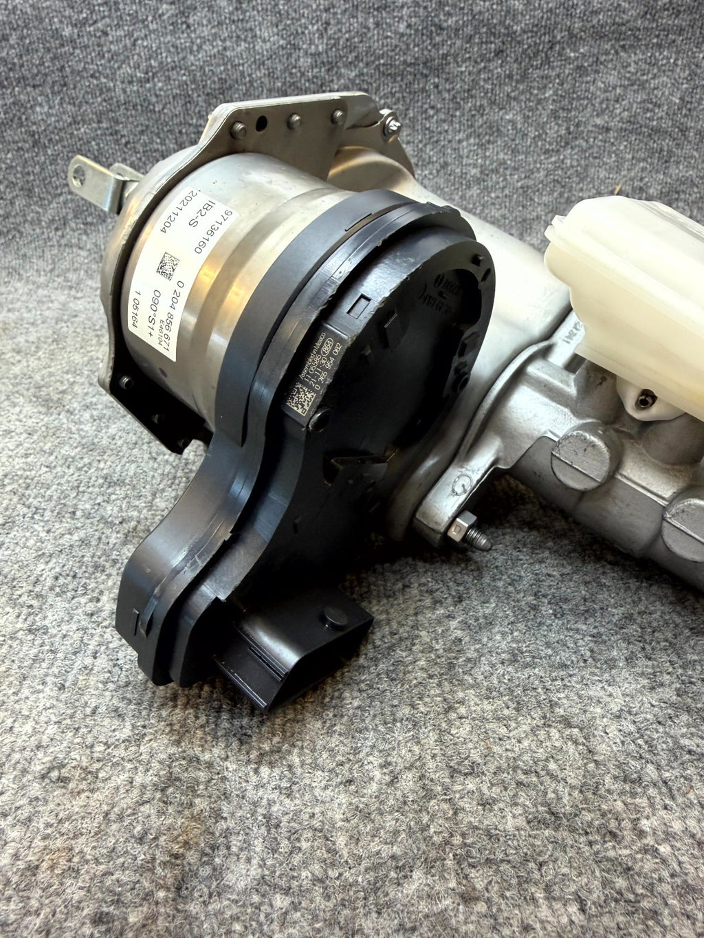 2017–2023 TESLA MODEL Y/3 BRAKE MASTER CYLINDER W/ BOOSTER & RESERVOIR OEM