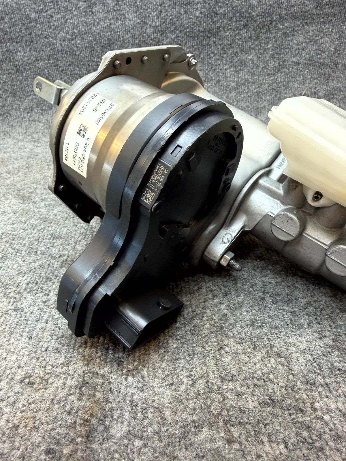 2017–2023 TESLA MODEL Y/3 BRAKE MASTER CYLINDER W/ BOOSTER & RESERVOIR OEM
