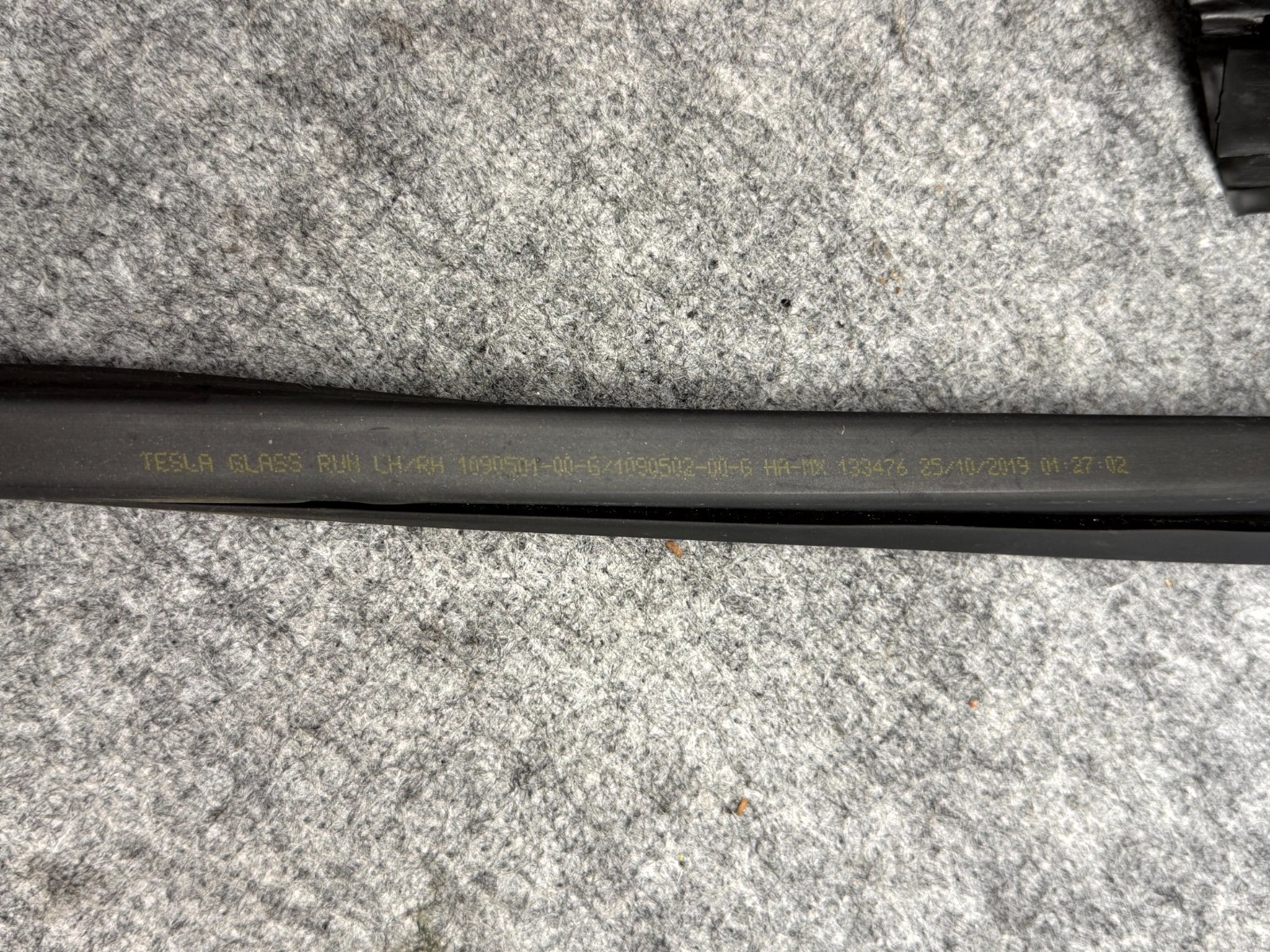 ♦️17-23 TESLA MODEL 3 LEFT DOOR WINDOW RUN WEATHERSTRIP SEAL OEM, 1090501-00-G