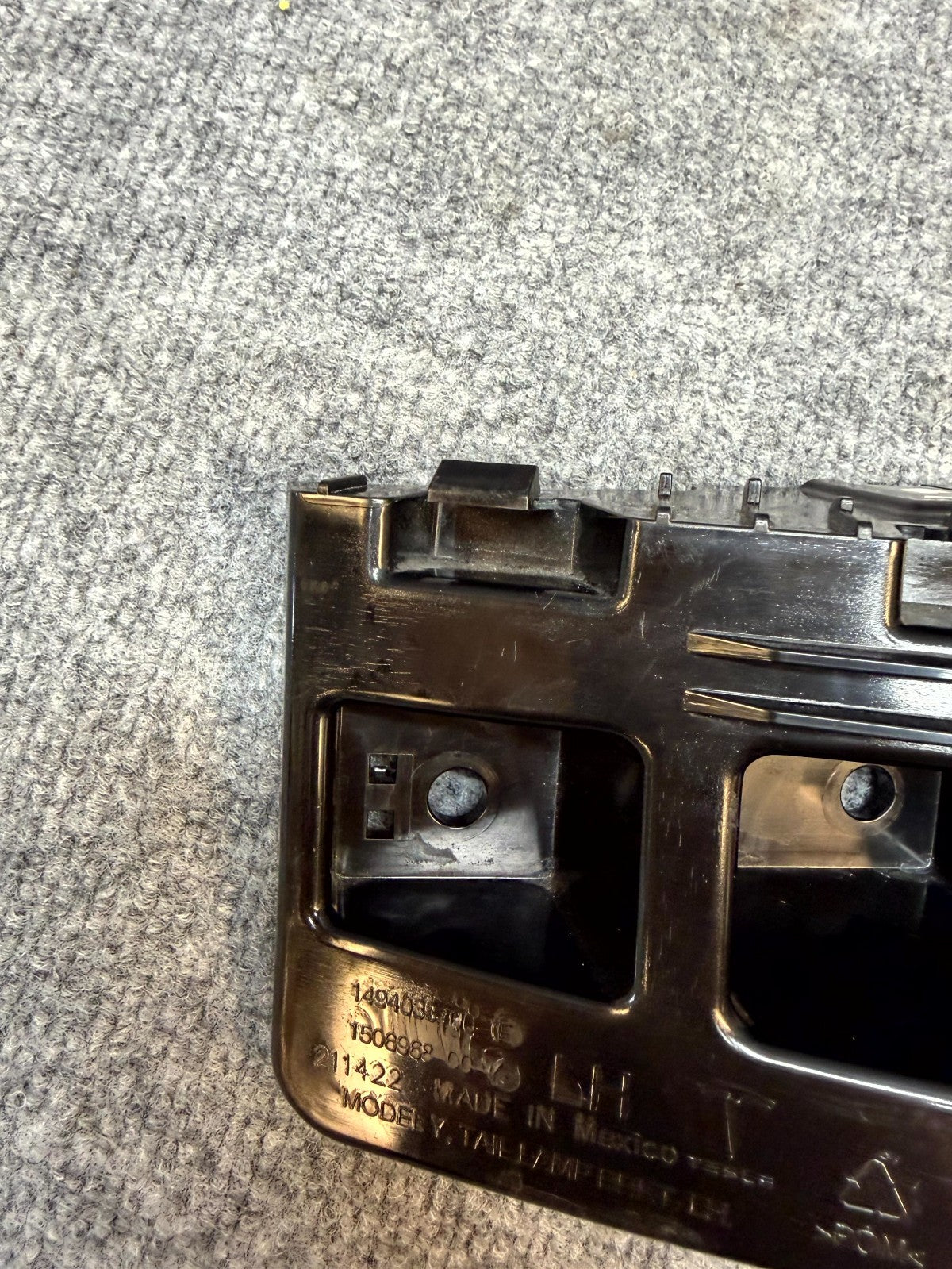 2020-2024 TESLA MODEL Y REAR LEFT DRIVER SIDE TAILLIGHT BRACKET OEM 1494038-00-E