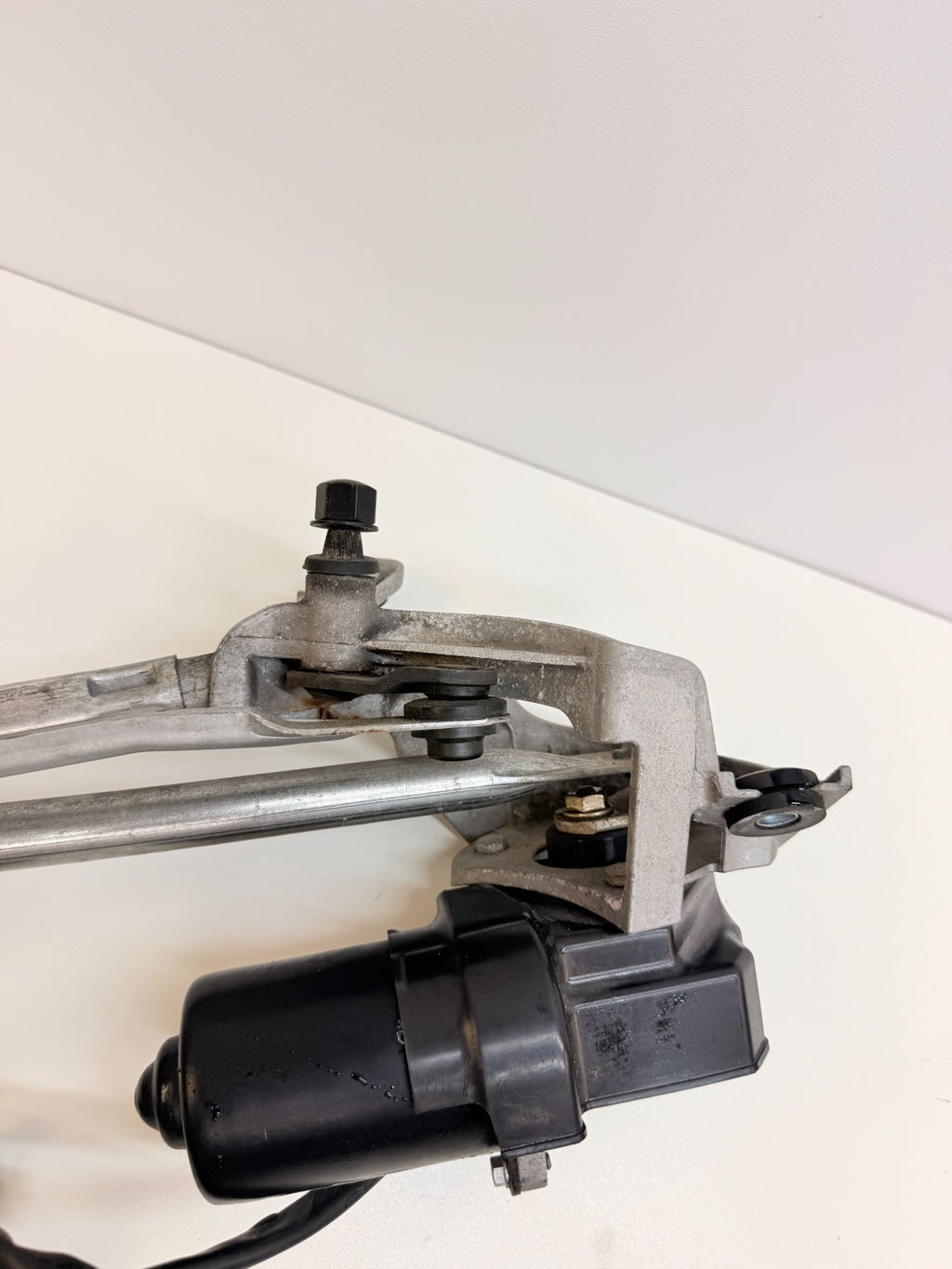 12-20 Tesla Model S Front Windshield Wiper Motor Mechanism Assembly 6005946-00-G