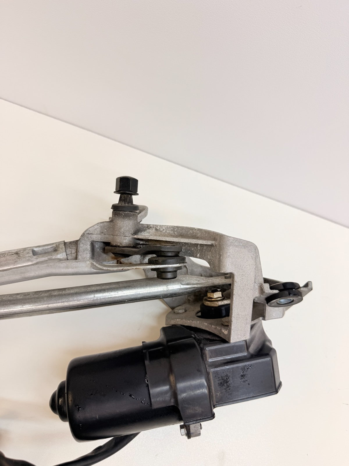 12-20 Tesla Model S Front Windshield Wiper Motor Mechanism Assembly 6005946-00-G