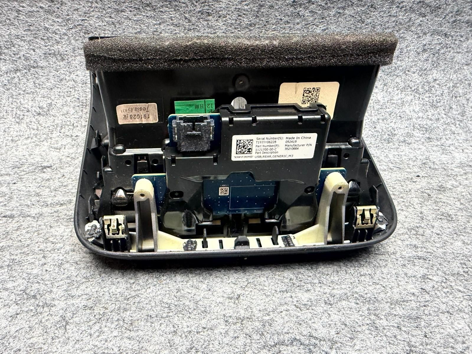 ♦️17-23 TESLA MODEL 3 REAR CENTER AIR VENT GRILL COVER & USB HUB OEM, 112170000C