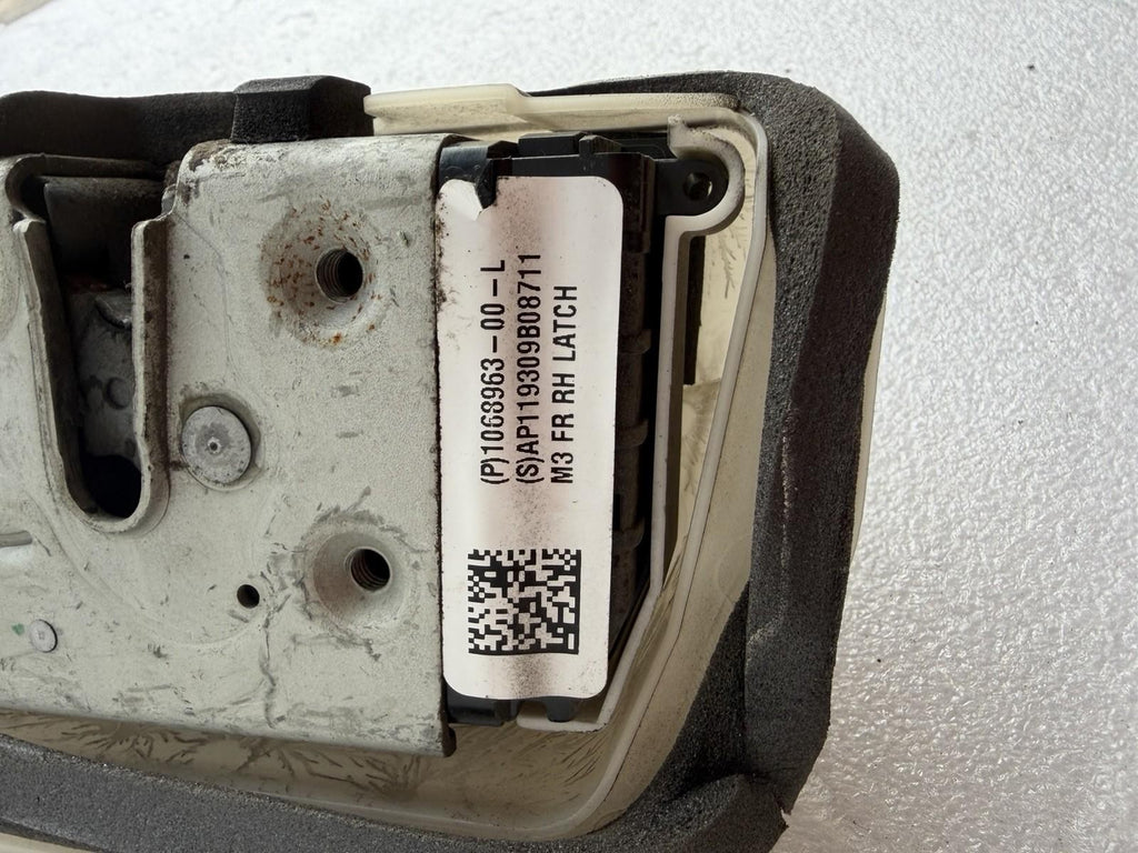 ♦️17-23 TESLA MODEL 3 FRONT RIGHT DOOR LOCK LATCH ACTUATOR OEM, 1068963-00-L