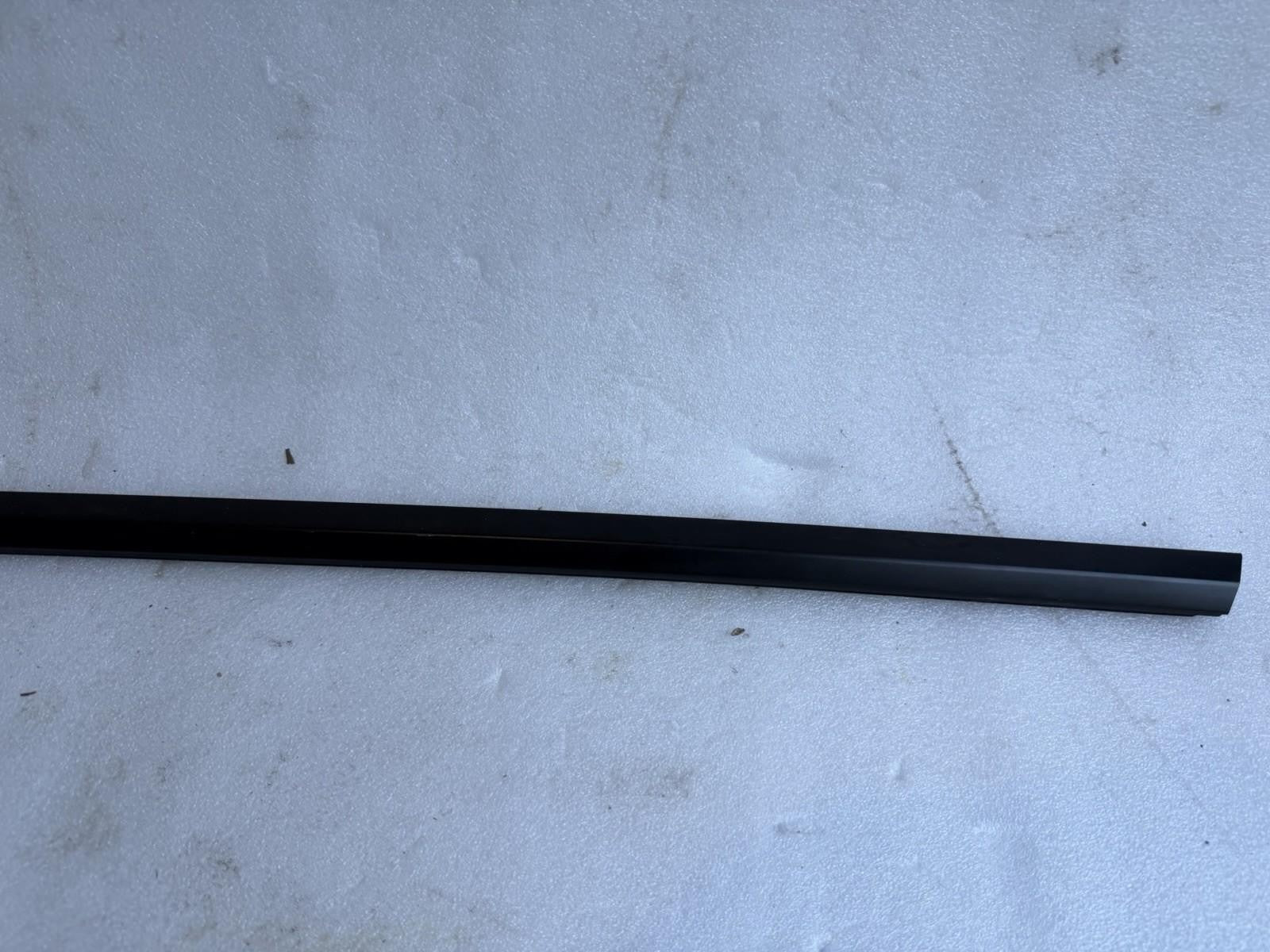 ♦️20-24 TESLA MODEL Y REAR RIGHT SIDE DOOR WINDOW BELT MOLDING OEM, 1495712-00-C