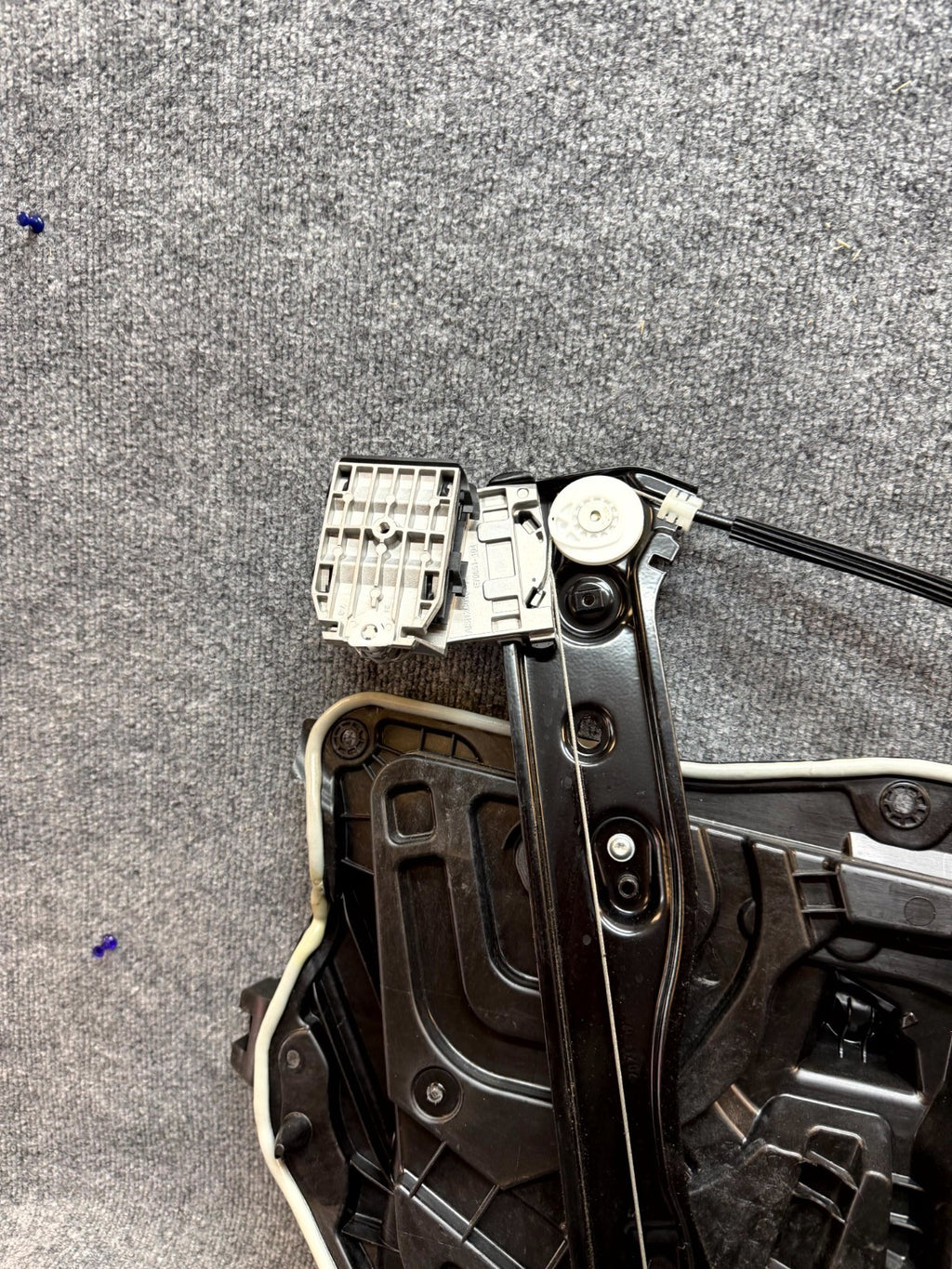 2020-2024 TESLA MODEL Y FRONT RIGHT DOOR WINDOW REGULATOR & MOTOR OEM,149550900J