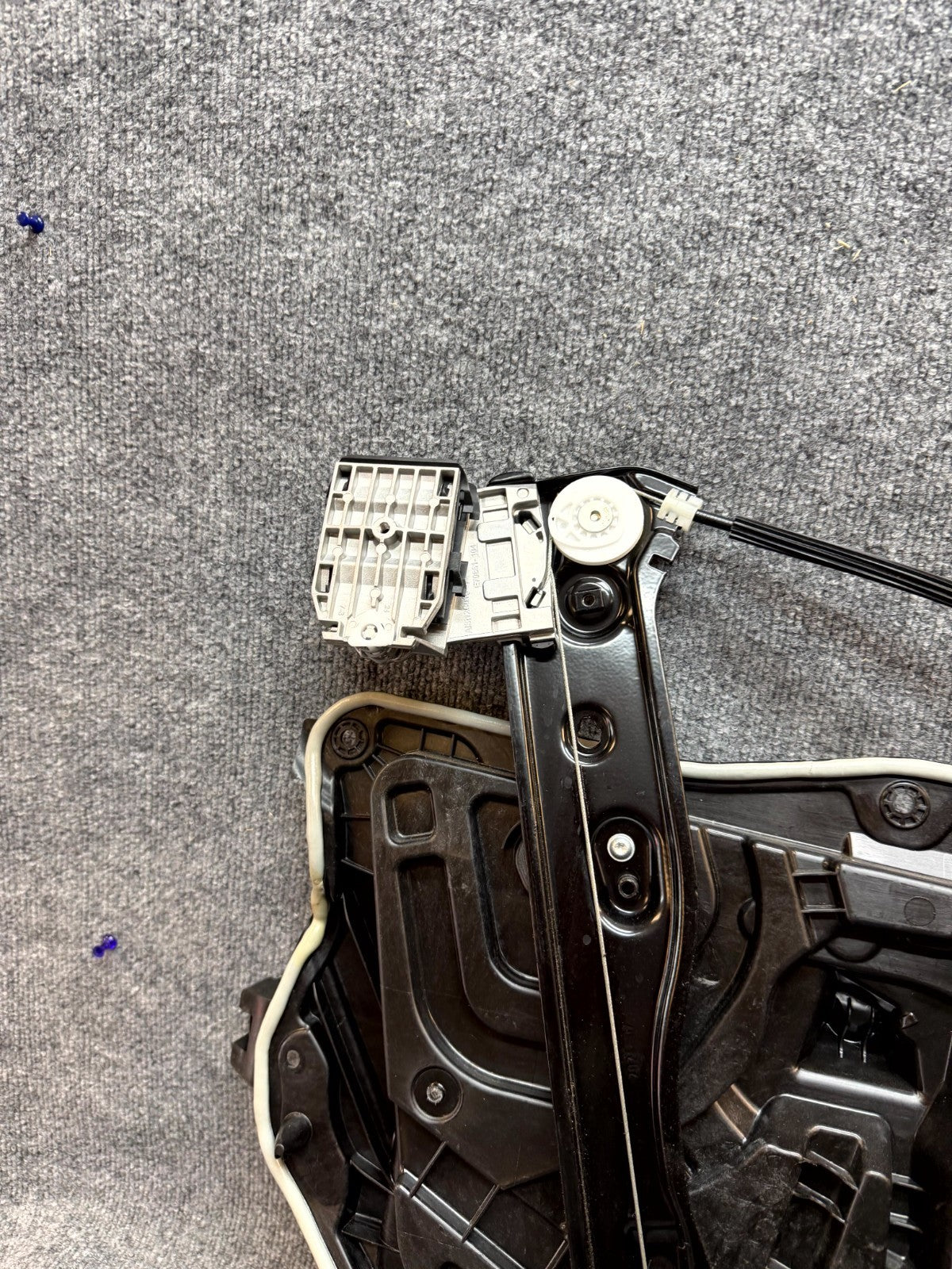 2020-2024 TESLA MODEL Y FRONT RIGHT DOOR WINDOW REGULATOR & MOTOR OEM,149550900J