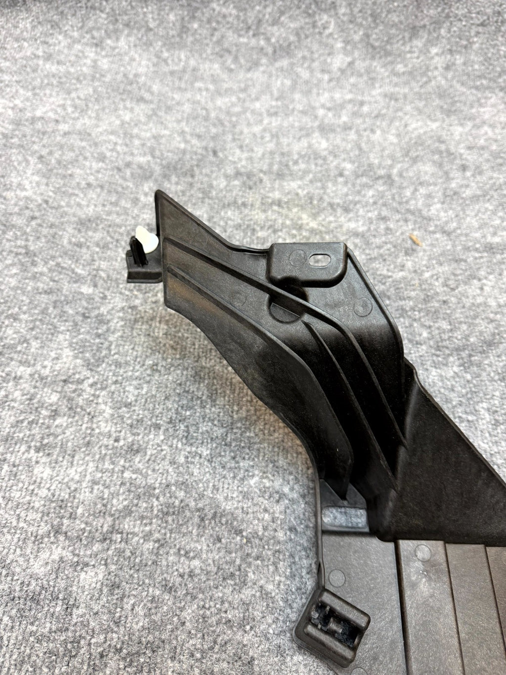 20 - 24 TESLA MODEL Y LEFT C PILLAR COVER TRIM SUPPORT BRACKET OEM, 1626121-00-B