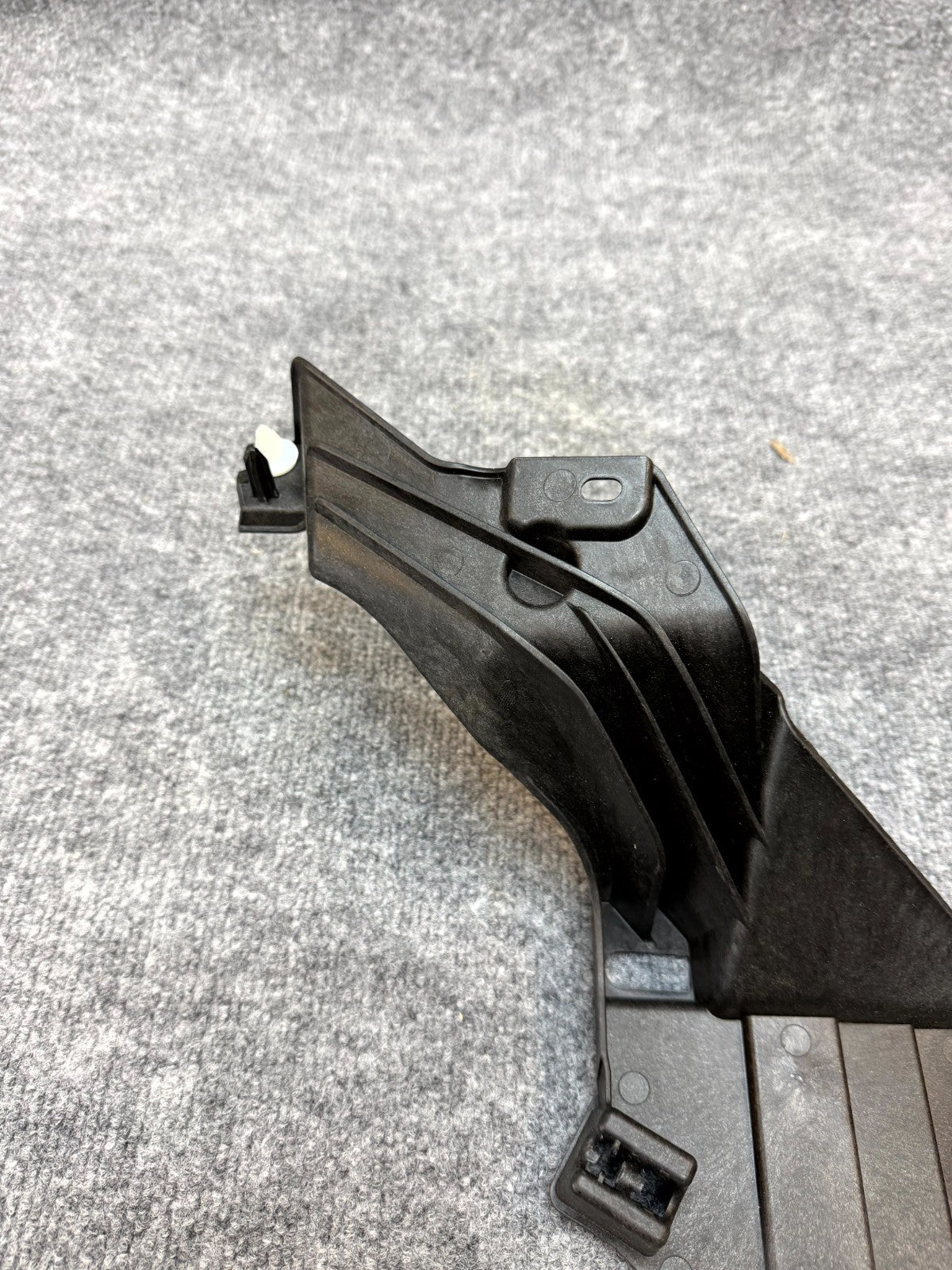 20 - 24 TESLA MODEL Y LEFT C PILLAR COVER TRIM SUPPORT BRACKET OEM, 1626121-00-B