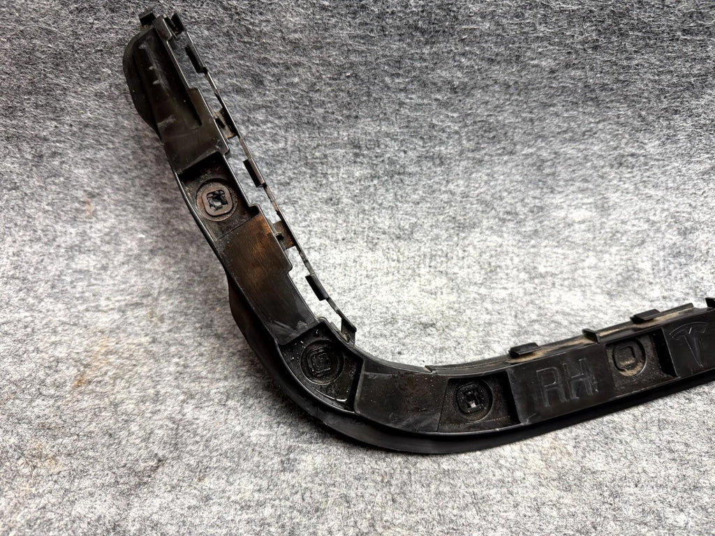 ♦️17-23 TESLA MODEL 3 RIGHT PASSENGER SIDE BUMPER WING BRACKET OEM, 1083991-00
