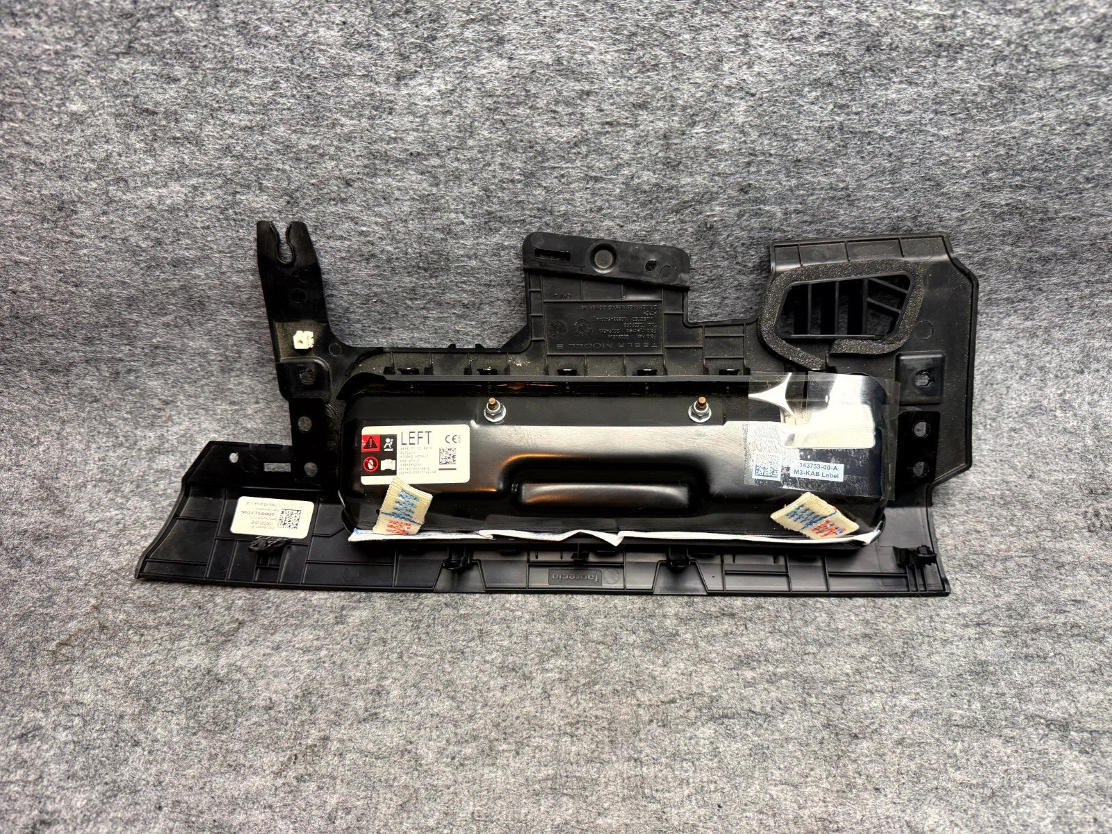 ♦️2017–2023 TESLA MODEL 3 FRONT LEFT SIDE LOWER DASH KNEE TRIM OEM, 1077825-00-D