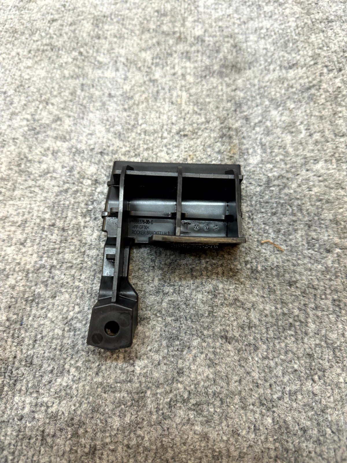 2020-2024 TESLA MODEL Y LEFT SIDE ROCKER PANEL BRACKET CLIP OEM, 1555376-00-C