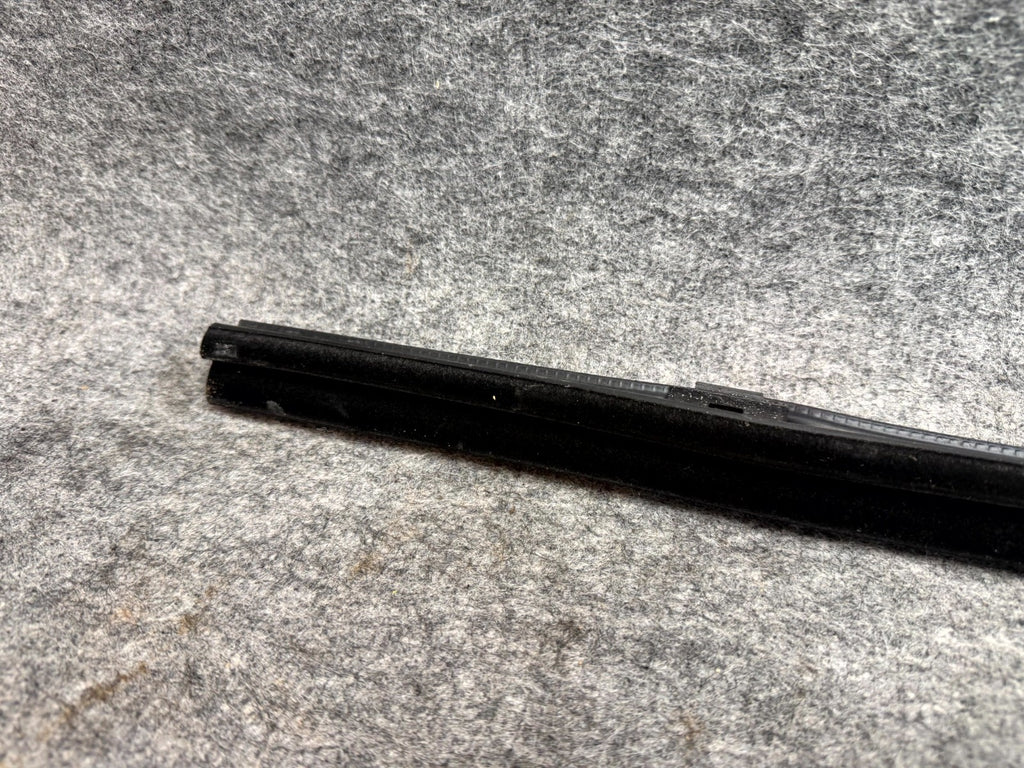 ♦️12-20 TESLA MODEL S REAR RIGHT DOOR WINDOW WEATHERSTRIP SEAL OEM, 1038407-00-A
