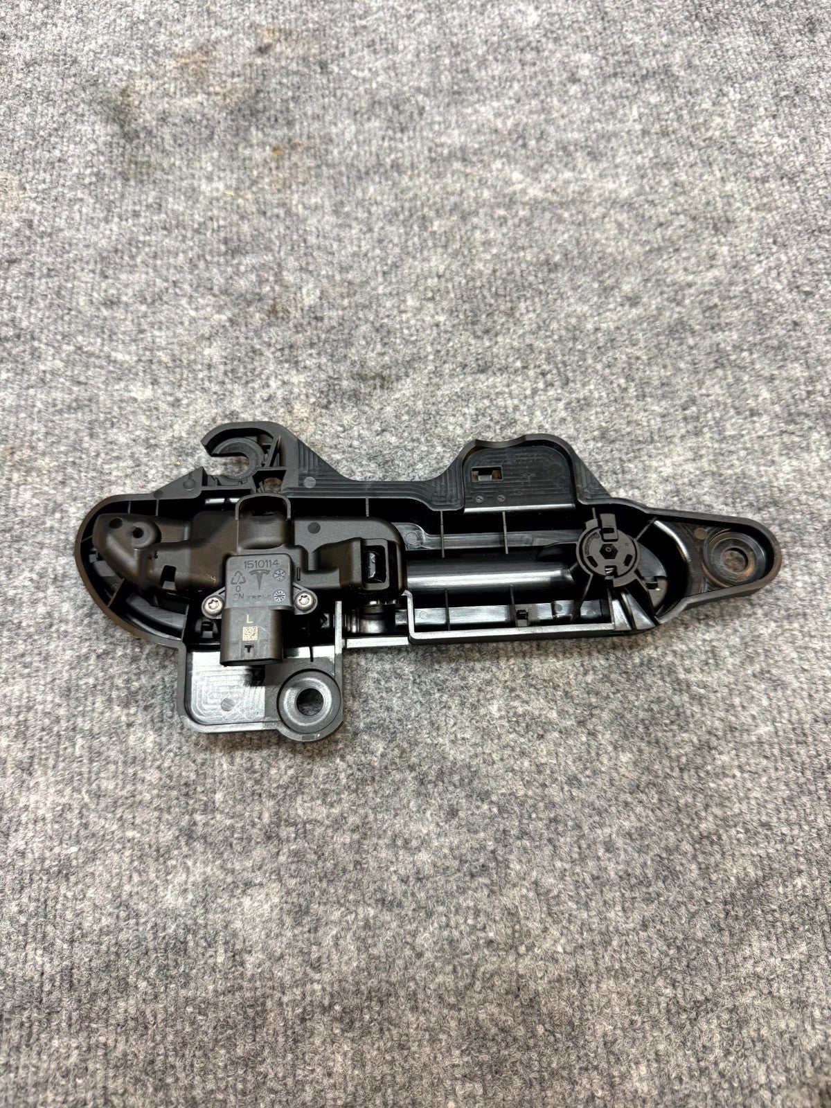 2020 - 2024 TESLA MODEL Y FRONT/REAR LEFT SIDE DOOR HANDLE OEM, 1528114-00-D