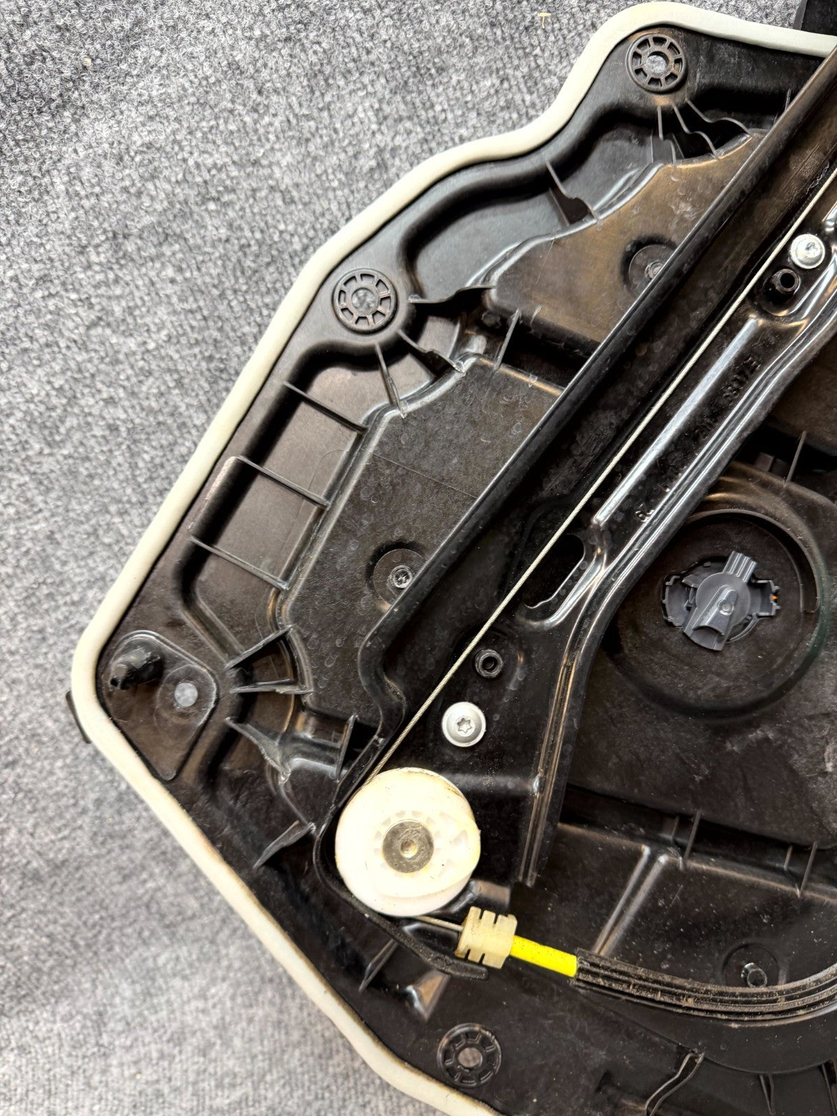 2020-2024 TESLA MODEL Y REAR LEFT SIDE DOOR WINDOW REGULATOR OEM, 1495512-00-E