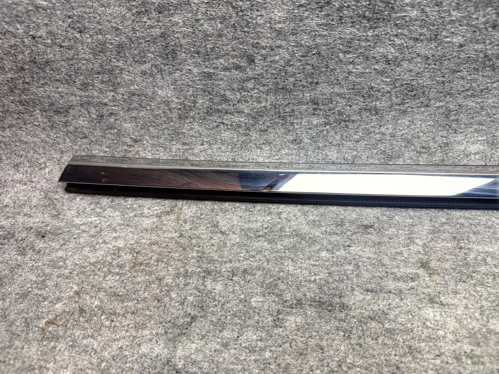 ♦️12-20 TESLA MODEL S FRONT LEFT SIDE DOOR WINDOW MOLDING TRIM OEM, 6009599-00-C