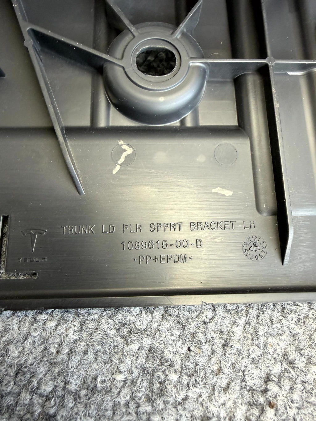 2017–2023 TESLA MODEL 3 REAR LEFT TRUNK LUGGAGE FLOOR BRACKET OEM, 1089615-00-D