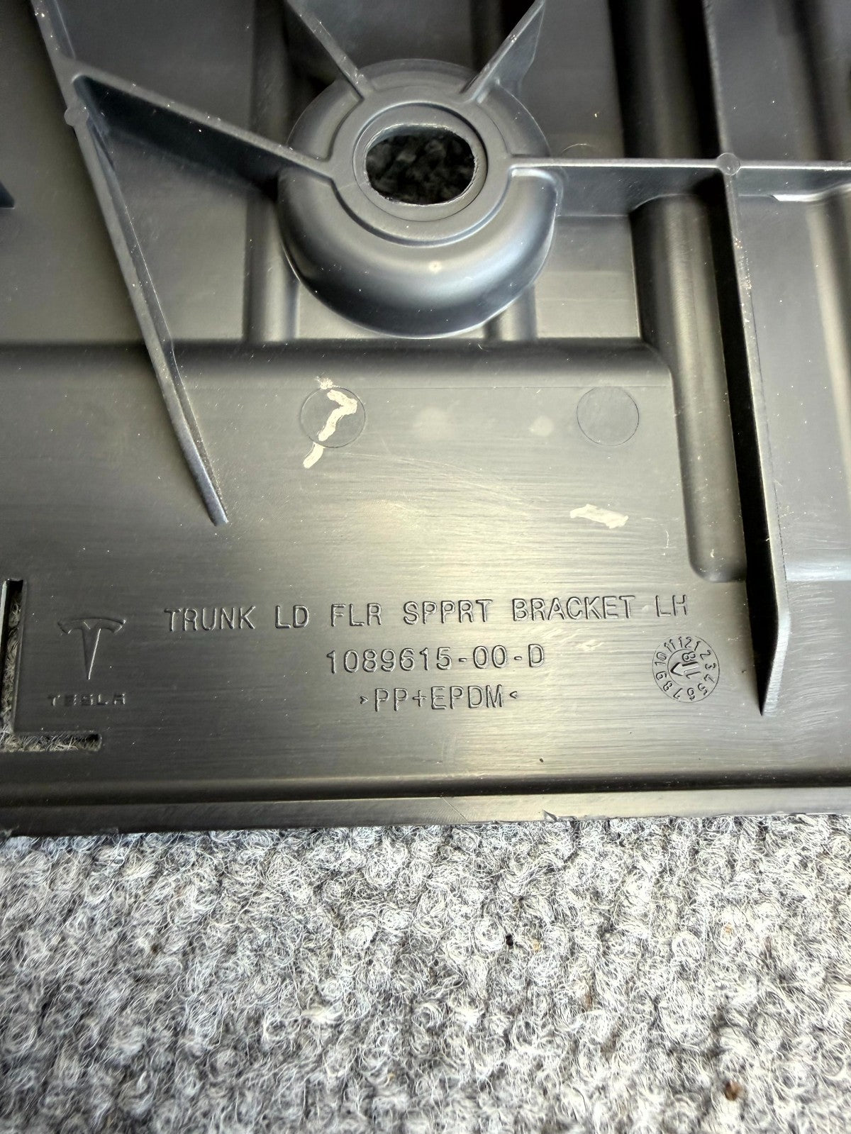 2017–2023 TESLA MODEL 3 REAR LEFT TRUNK LUGGAGE FLOOR BRACKET OEM, 1089615-00-D