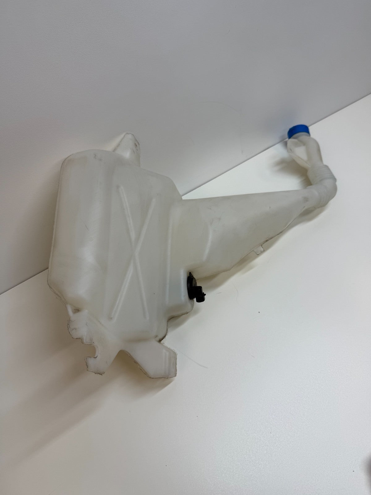 2012-2016 TESLA MODEL S FRONT WINDSHIELD WASHER RESERVOIR TANK 1005400-00-B