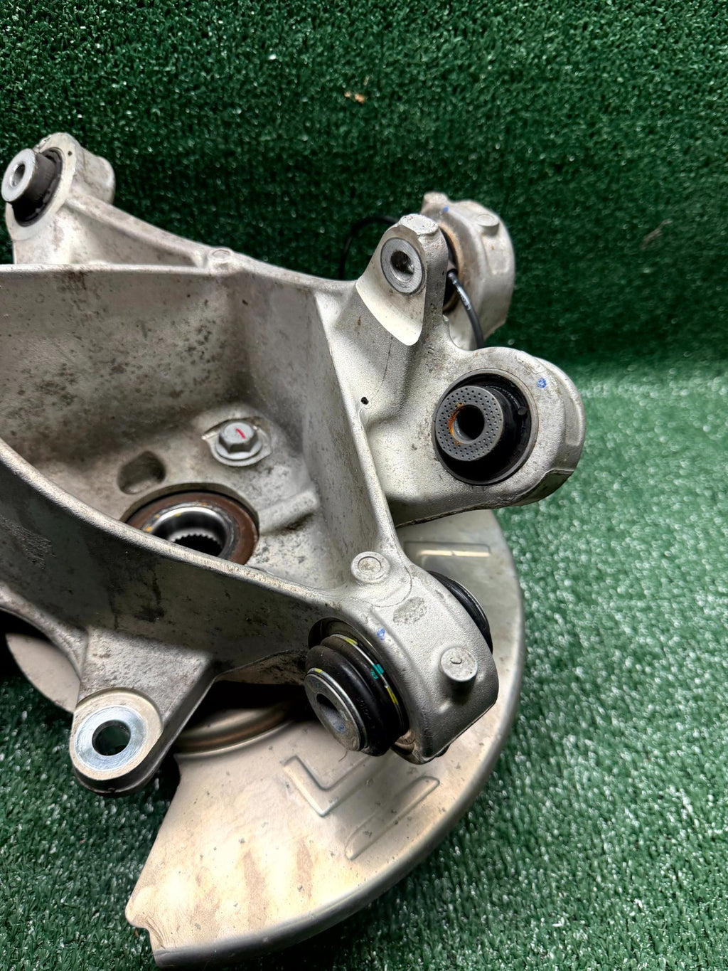 ♦️2020-2024 TESLA MODEL Y REAR RIGHT SIDE KNUCKLE SPINDLE HUB OEM, 1188416-00-F