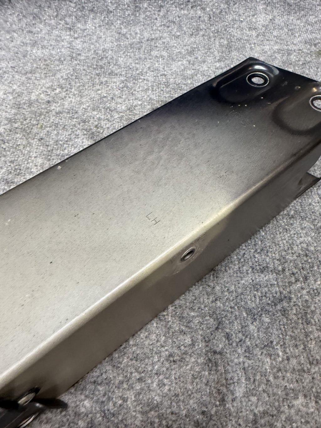 2020-2024 TESLA MODEL Y FRONT RIGHT SIDE EXTENSION RAIL BRACKET OEM,1487462-00-E
