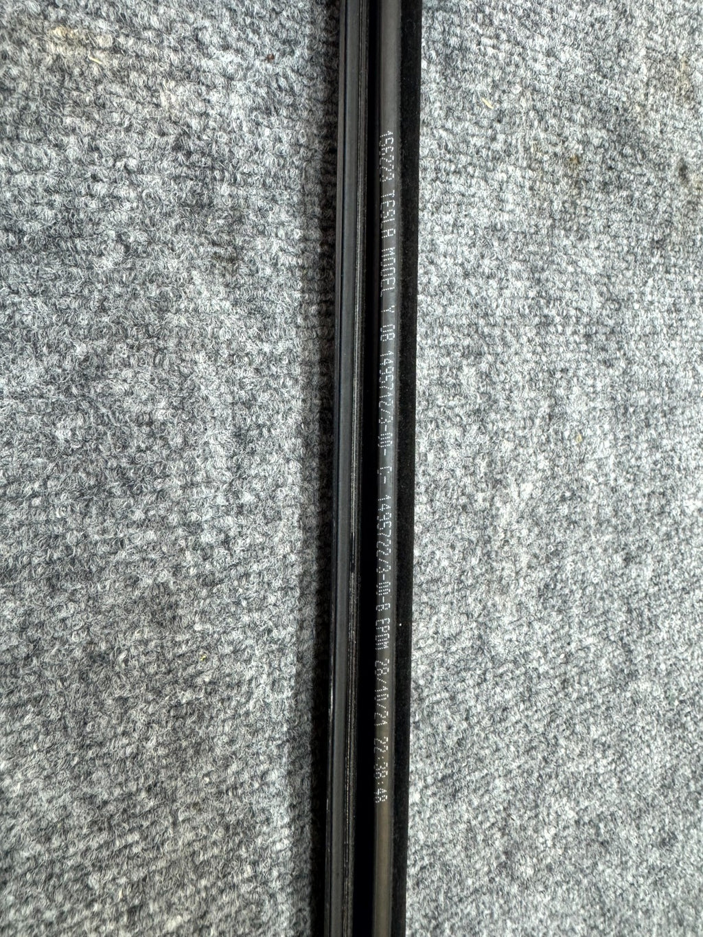 20-24 TESLA MODEL Y FRONT RIGHT/LEFT DOOR WINDOW BELT MOLDING OEM, 1495722-00-B