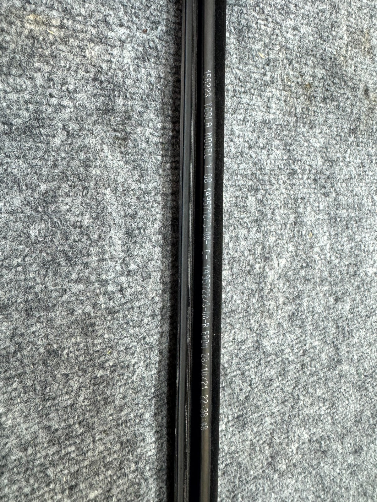 20-24 TESLA MODEL Y FRONT RIGHT/LEFT DOOR WINDOW BELT MOLDING OEM, 1495722-00-B