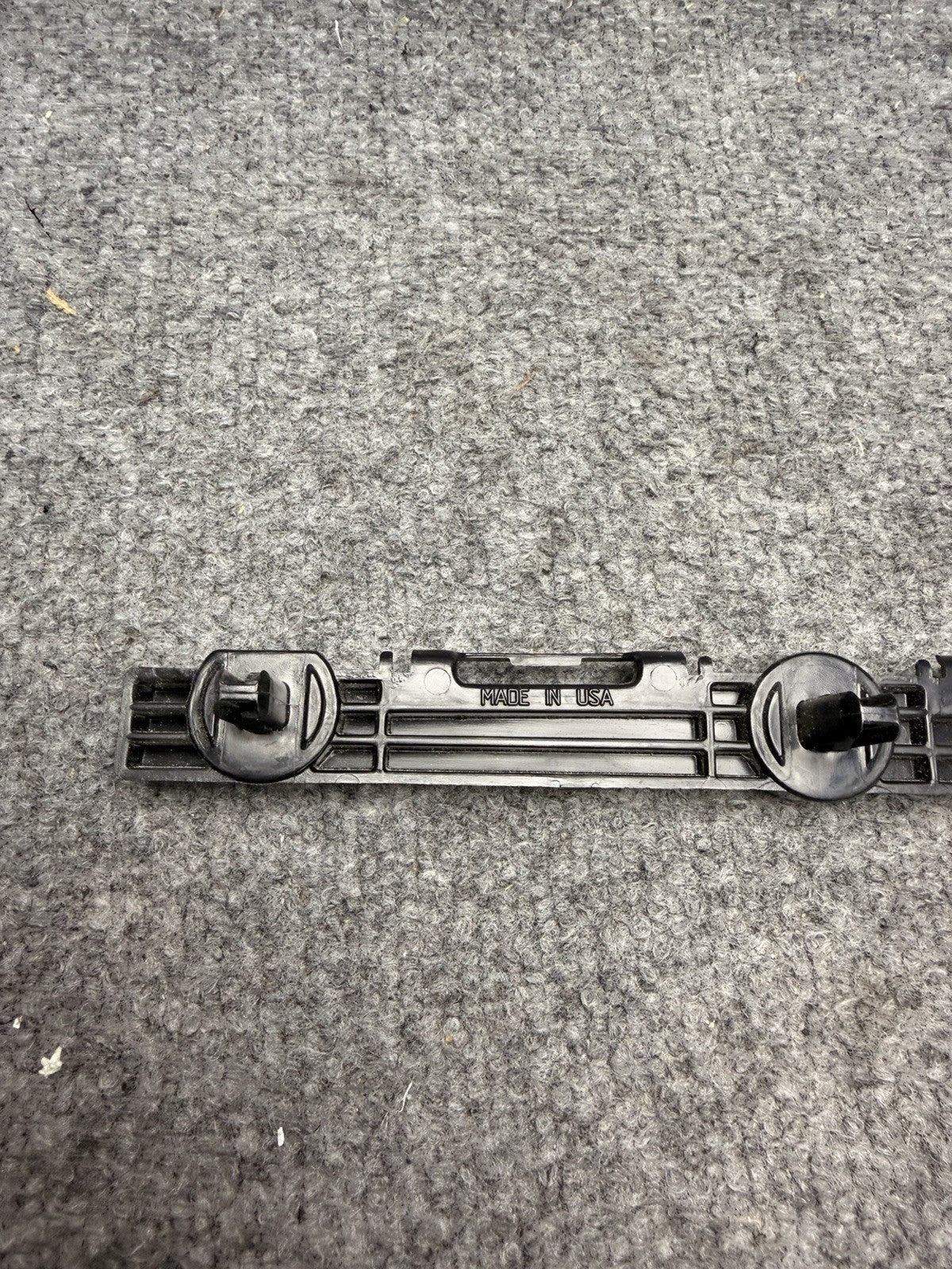 2012-2020 TESLA MODEL S RIGHT SIDE SKIRT ROCKER MOLDING FRONT BRACKET OEM