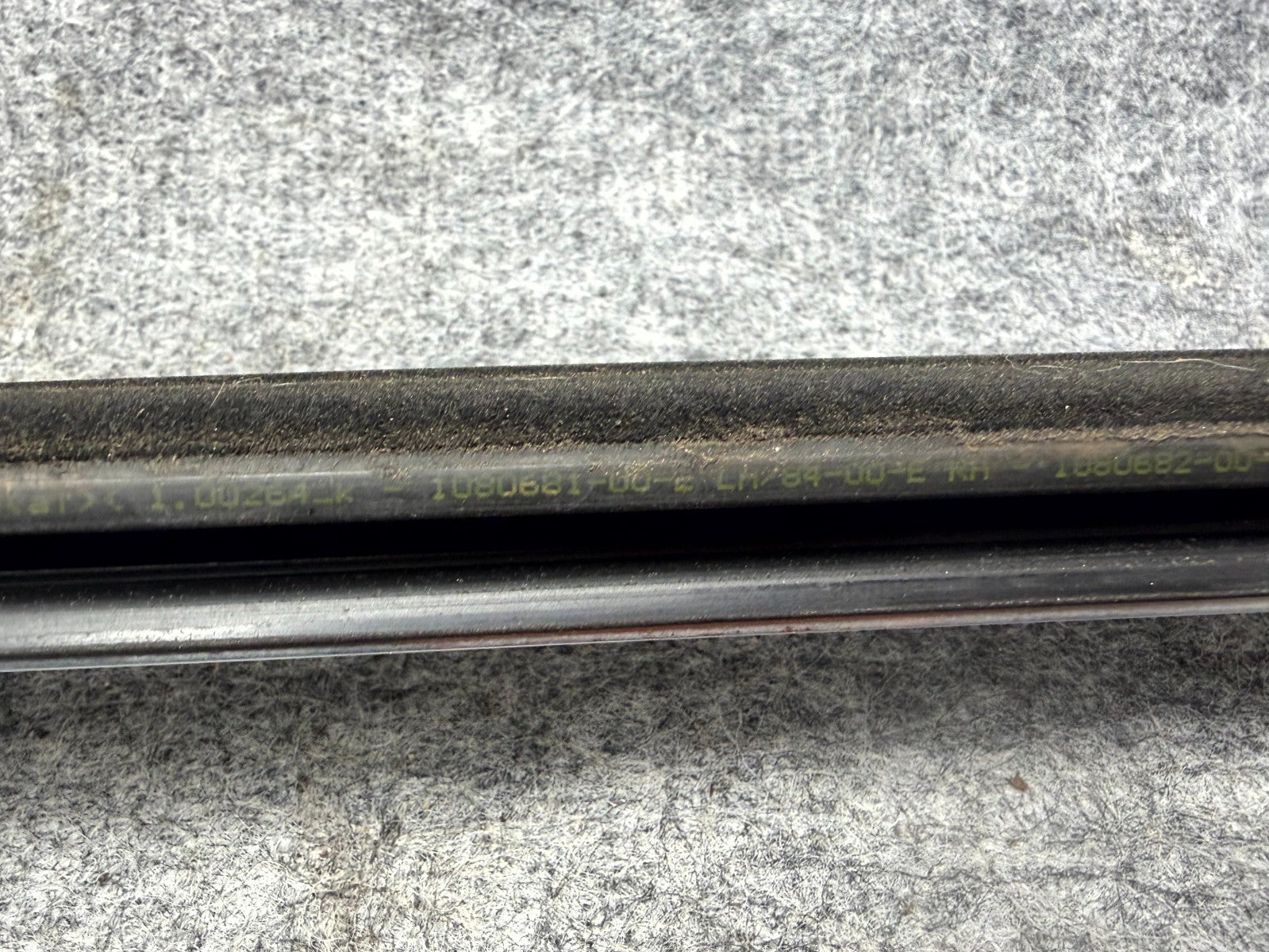 ♦️2017–2023 TESLA MODEL 3 FRONT LEFT DOOR WINDOW BELT MOLDING OEM, 1080681-00-H