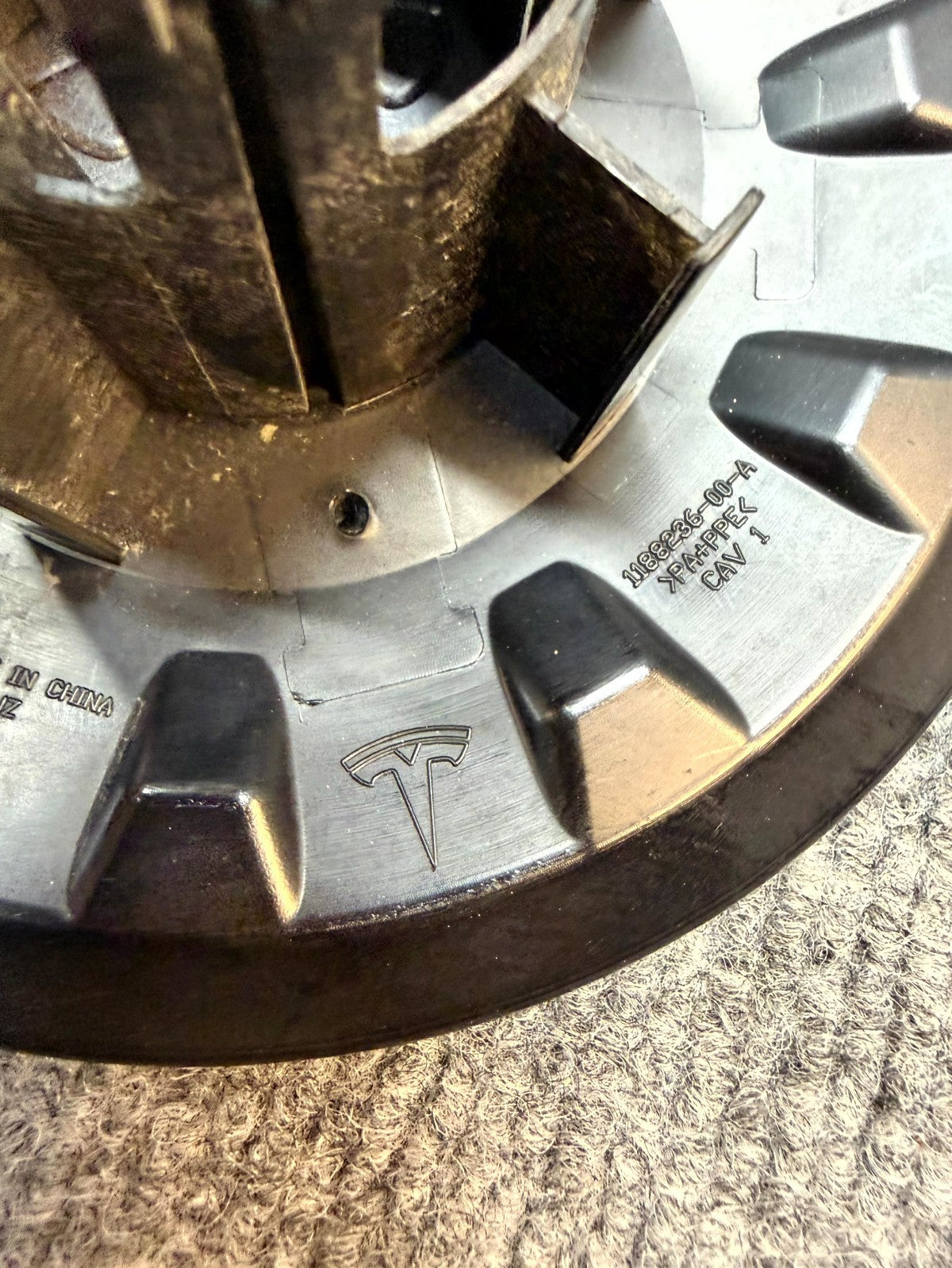 2020 - 2024 TESLA MODEL Y WHEEL CENTER CAP UBERTURBINE OEM, 1188236-00-A