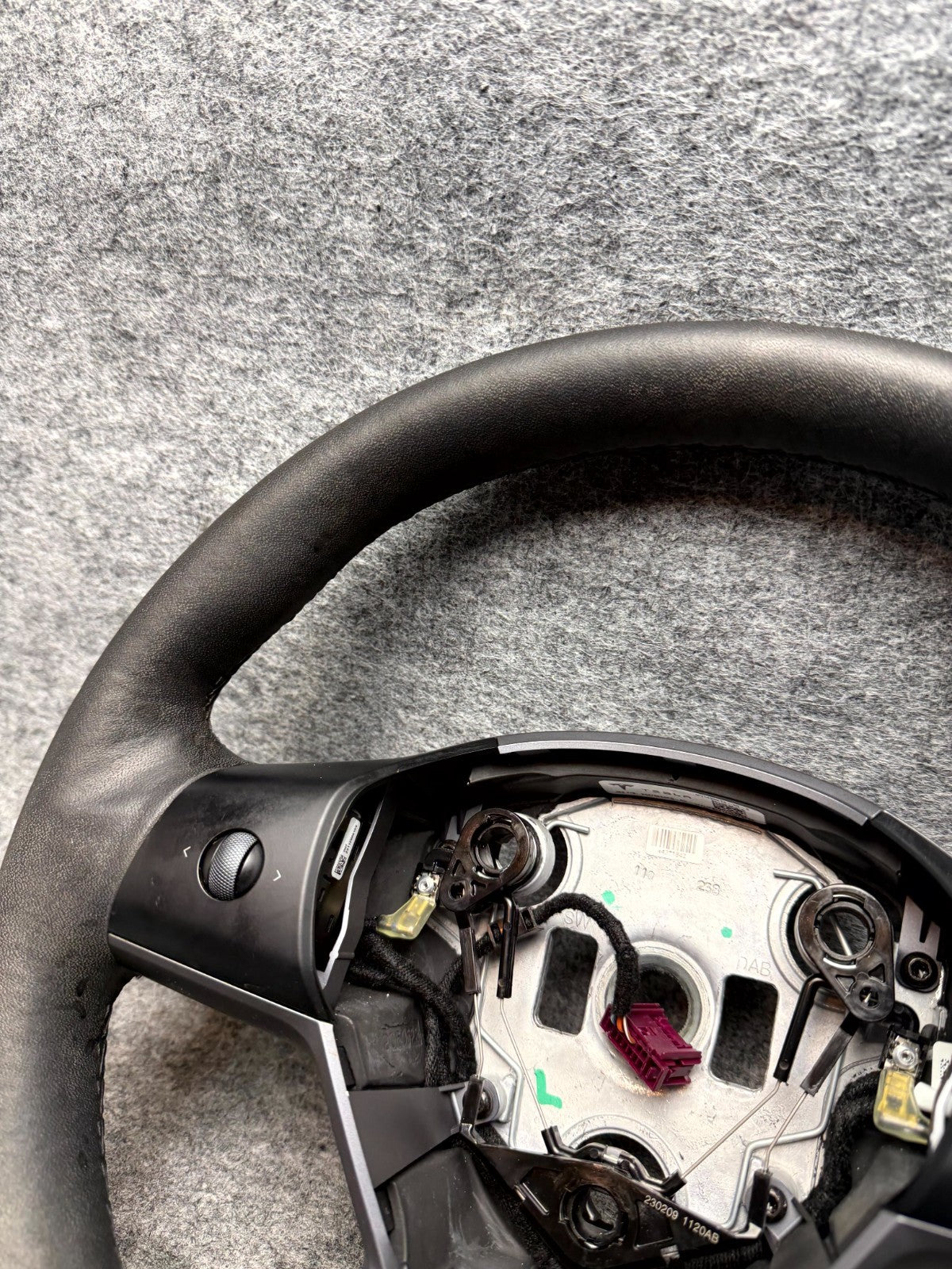 ♦️17-23 TESLA MODEL 3 STEERING WHEEL LEATHER W/ CONTROL SWITCH OEM, 1490214-00-B