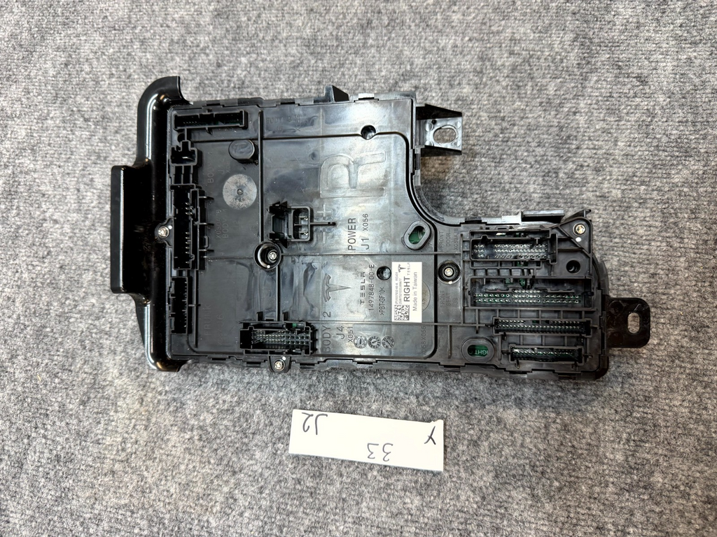 20-24 TESLA MODEL Y RIGHT LOW VOLTAGE CONTROLLER MODULE OEM, 1657650-40-A