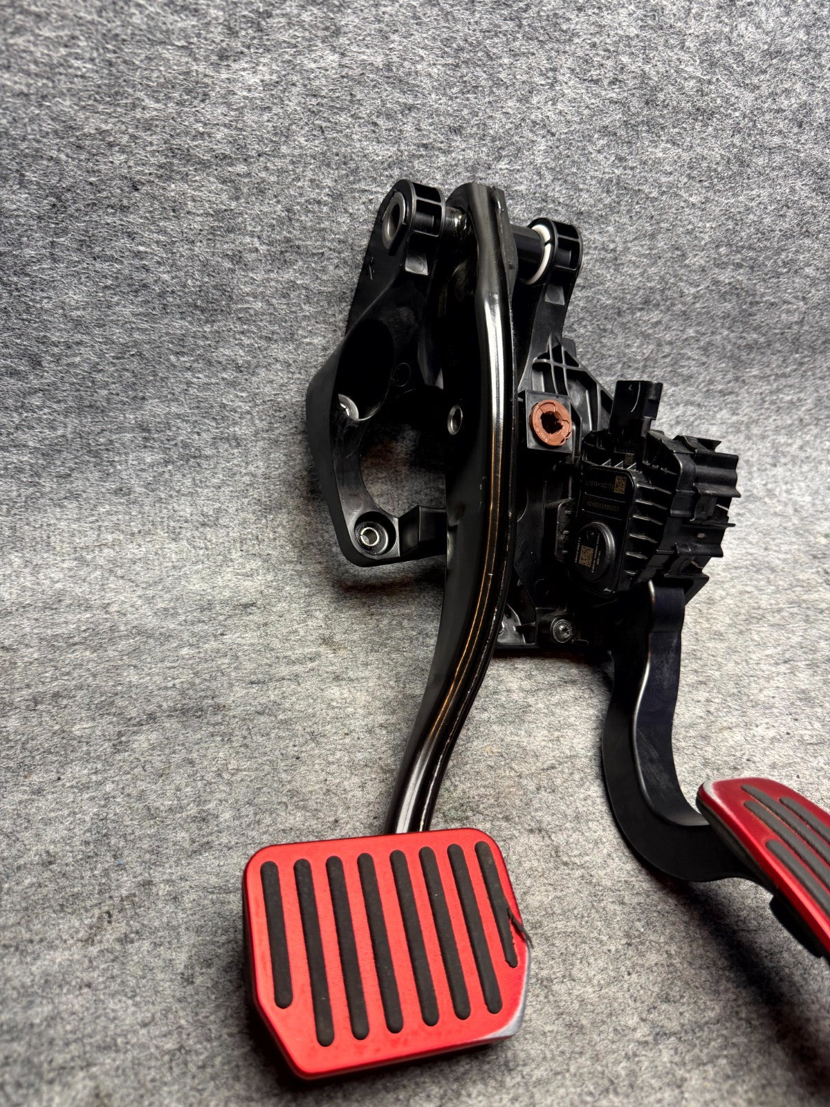 ♦️2017-2023 TESLA MODEL 3 GAS PEDAL BRAKE PEDAL KIT W/ BRACKET OEM, 1044691-00-D