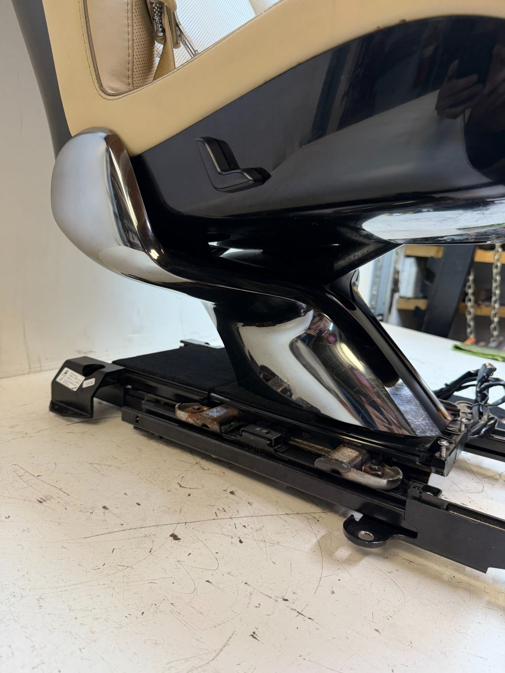 2016-20 Tesla Model X Rear Right 2nd Row Leather Complete Seat OEM 1059717-00-B